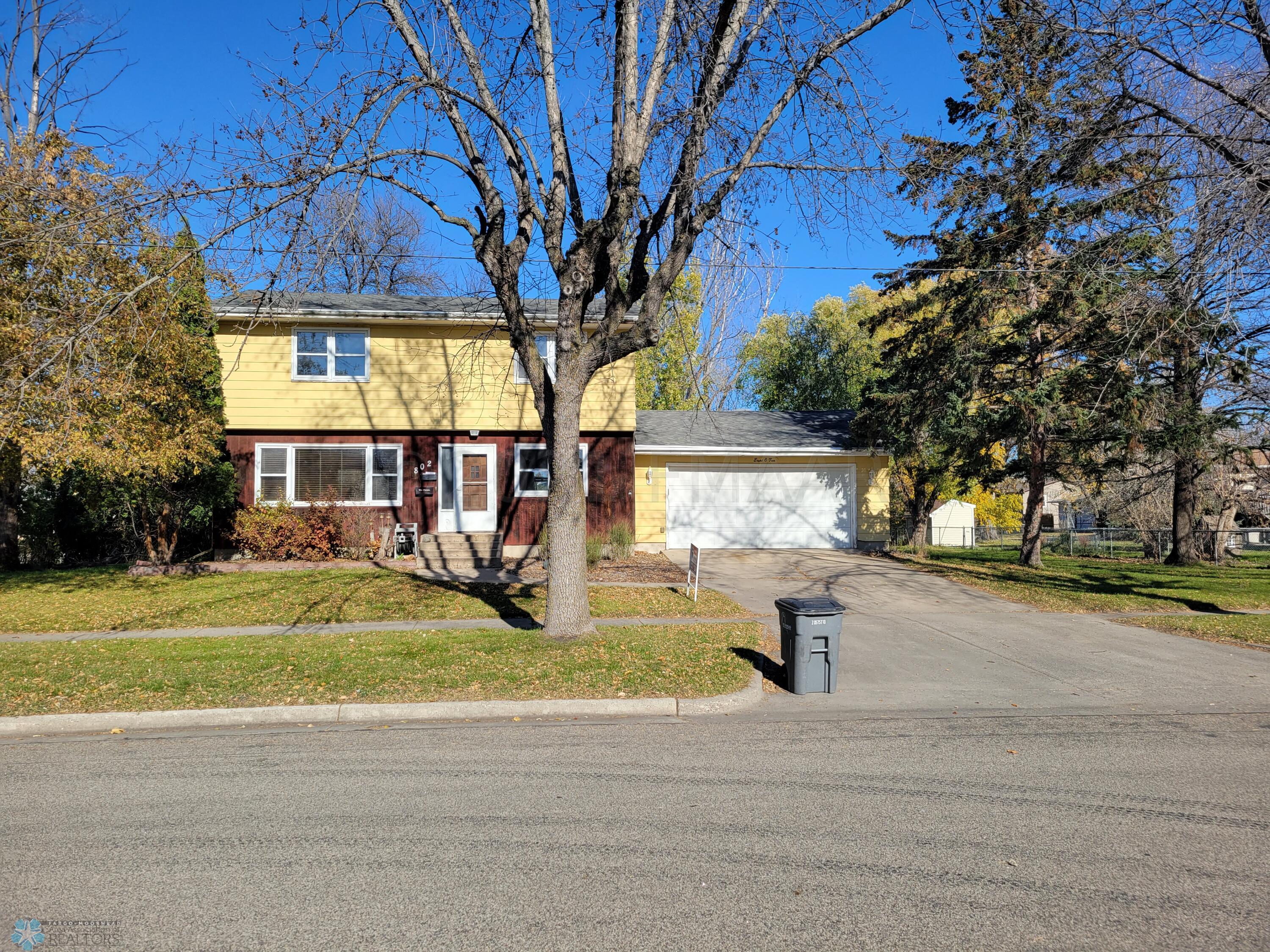 1968 single family home for sale at 802 11TH Avenue N in Moorhead, MN — 4 bed, 2 bath (photo 2 of 32)