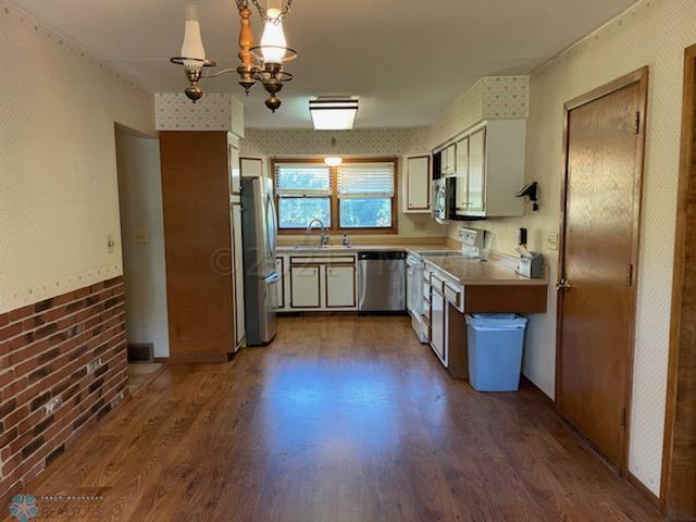 1968 single family home for sale at 802 11TH Avenue N in Moorhead, MN — 4 bed, 2 bath (photo 11 of 32)