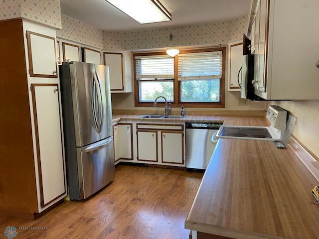 1968 single family home for sale at 802 11TH Avenue N in Moorhead, MN — 4 bed, 2 bath (photo 10 of 32)
