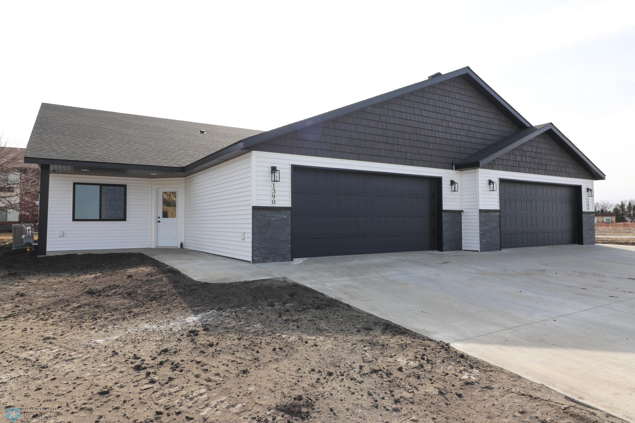2024 twin home for sale at 1406 Prairie Lane in Wahpeton, ND — 2 bed, 2 bath (photo 3 of 21)