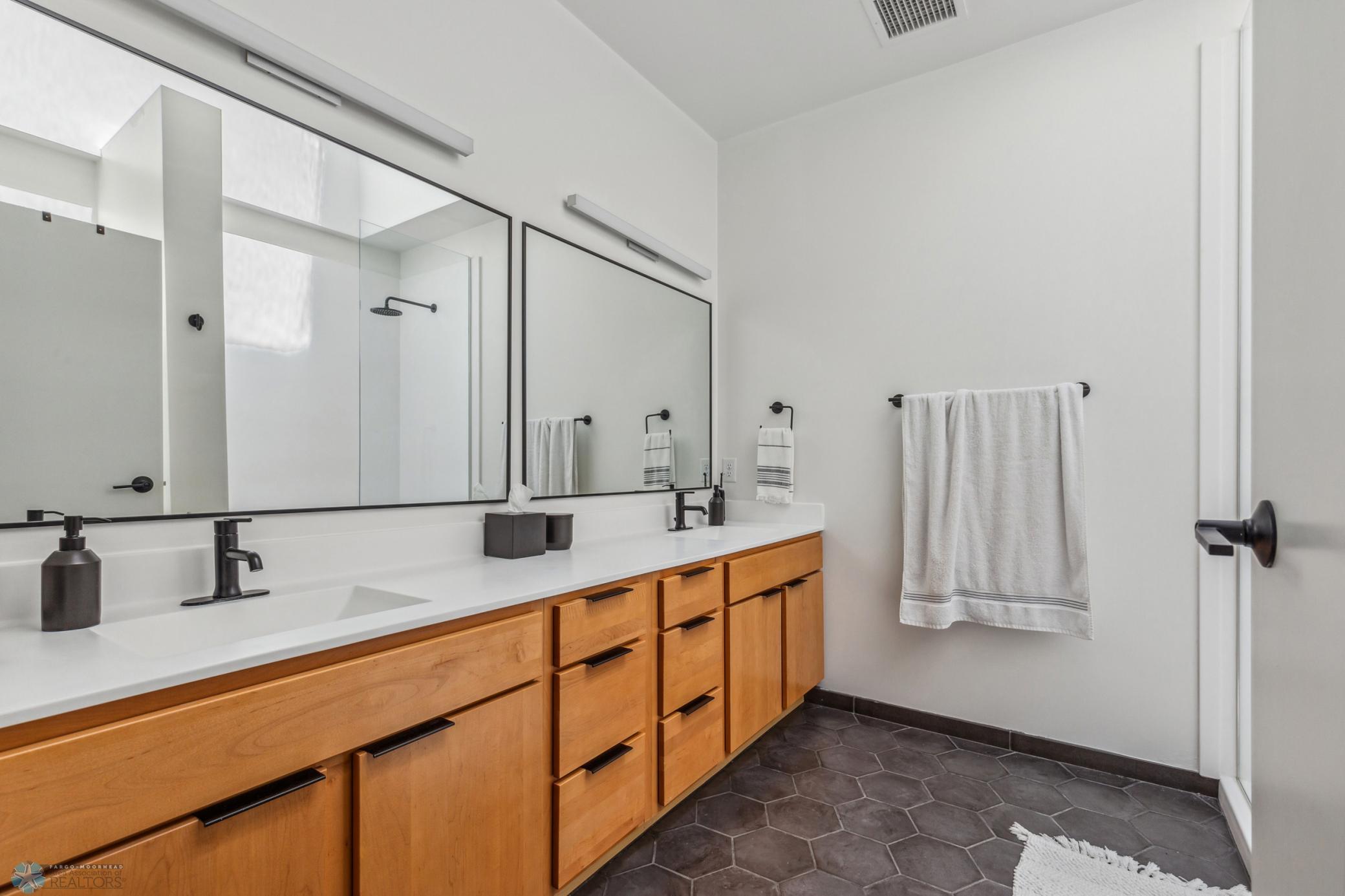 1911 condo for sale at 117 Broadway N, Unit 303 in Fargo, ND — 2 bed, 2 bath (photo 18 of 61)