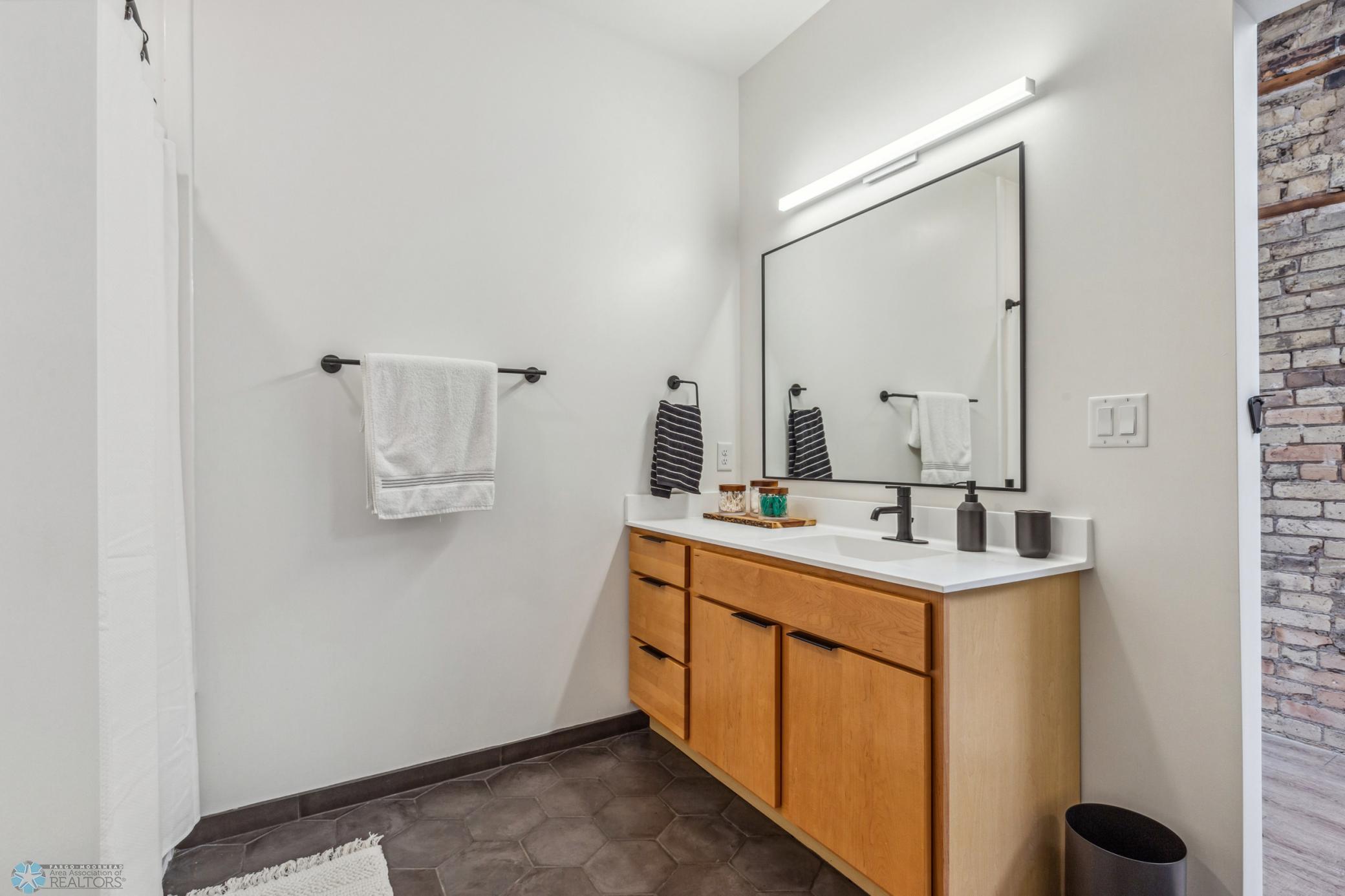 1911 condo for sale at 117 Broadway N, Unit 303 in Fargo, ND — 2 bed, 2 bath (photo 23 of 61)
