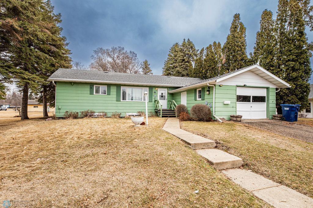 303 9th Avenue E, Lisbon ND 58054 - Photo 3 of 43
