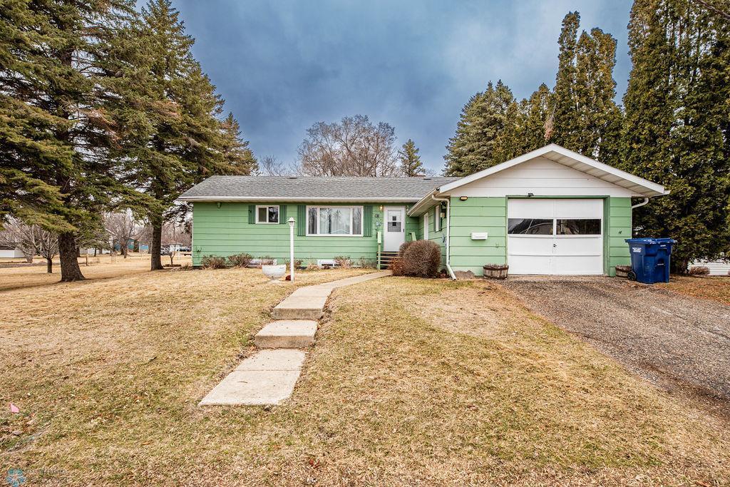 303 9th Avenue E, Lisbon ND 58054 - Photo 4 of 43