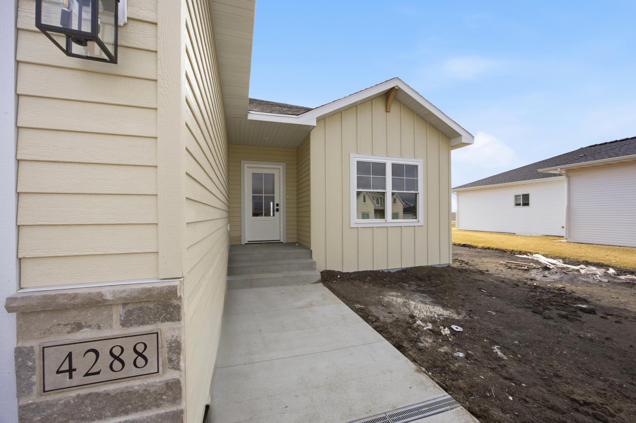 4288 Pine Parkway S, Fargo ND 58104 - Photo 3 of 33