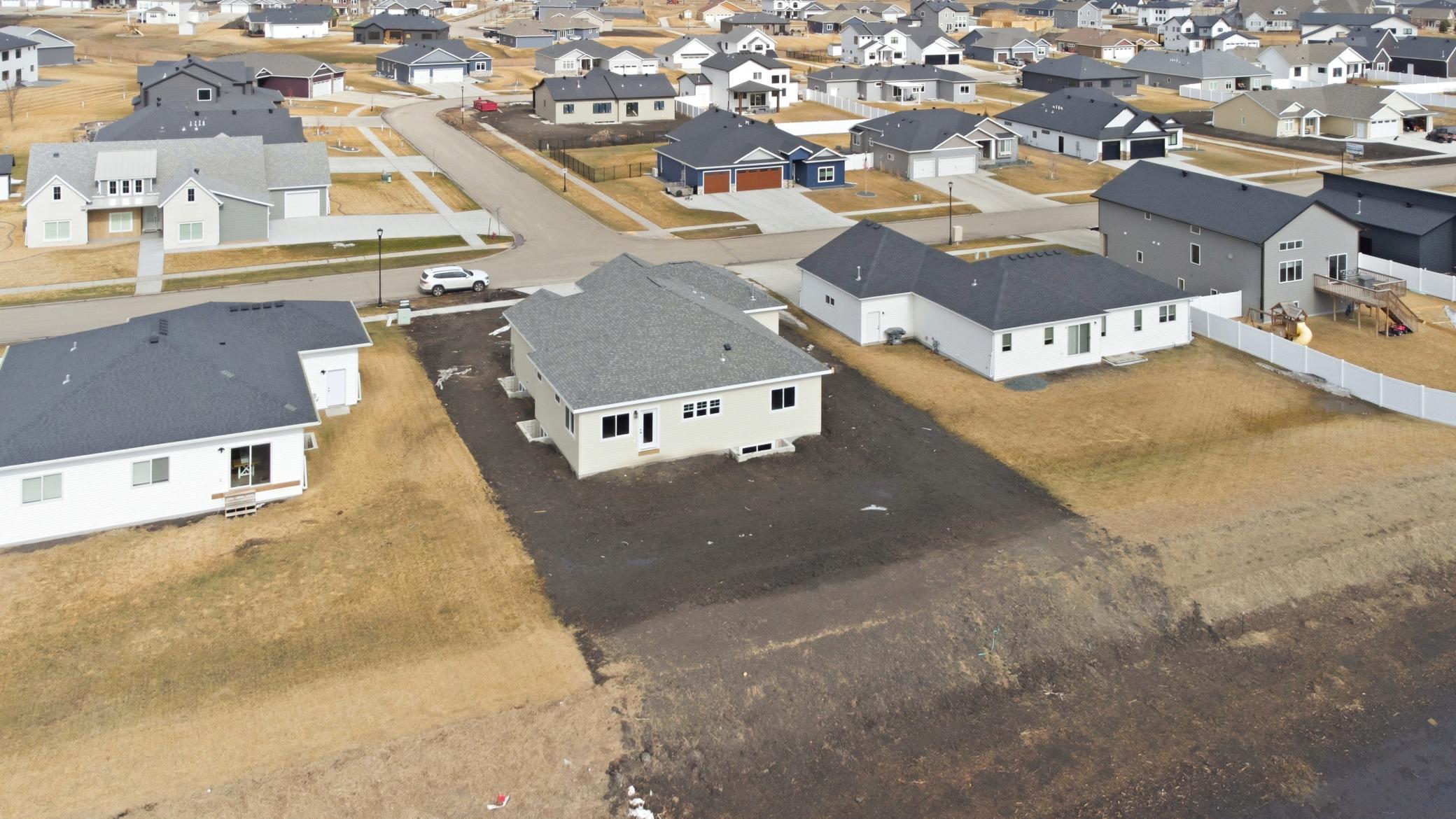 4288 Pine Parkway S, Fargo ND 58104 - Photo 5 of 33