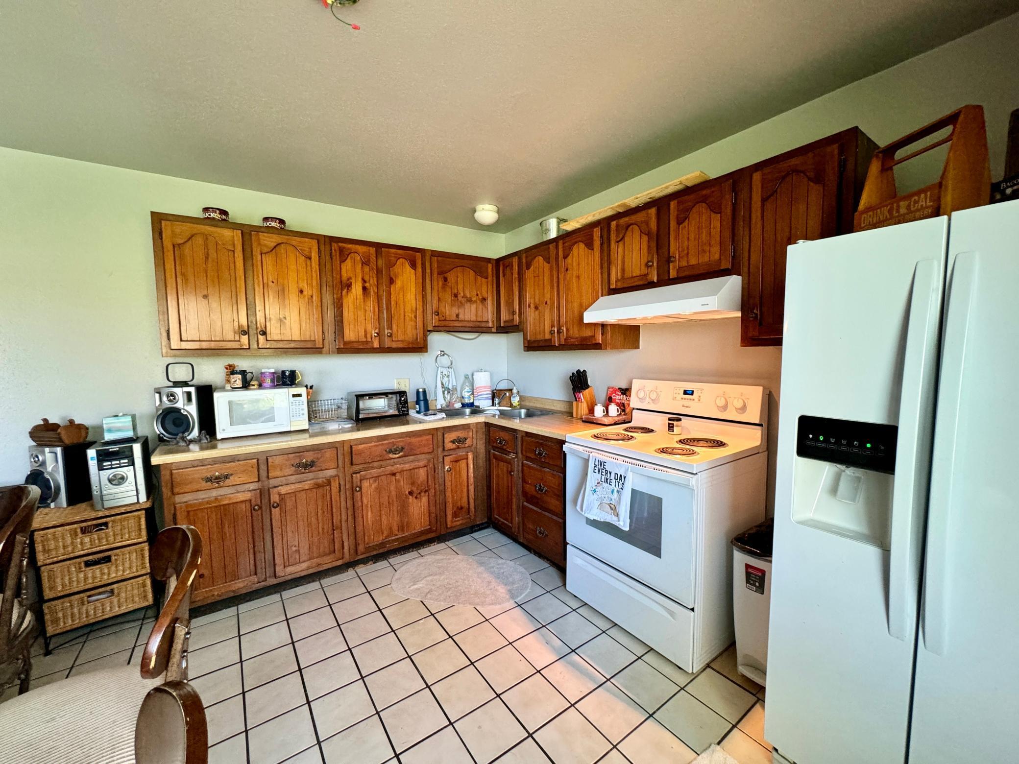 1978 single family home for sale at 37489 Elm Drive in Warroad, MN — 2 bed, 2 bath (photo 6 of 30)