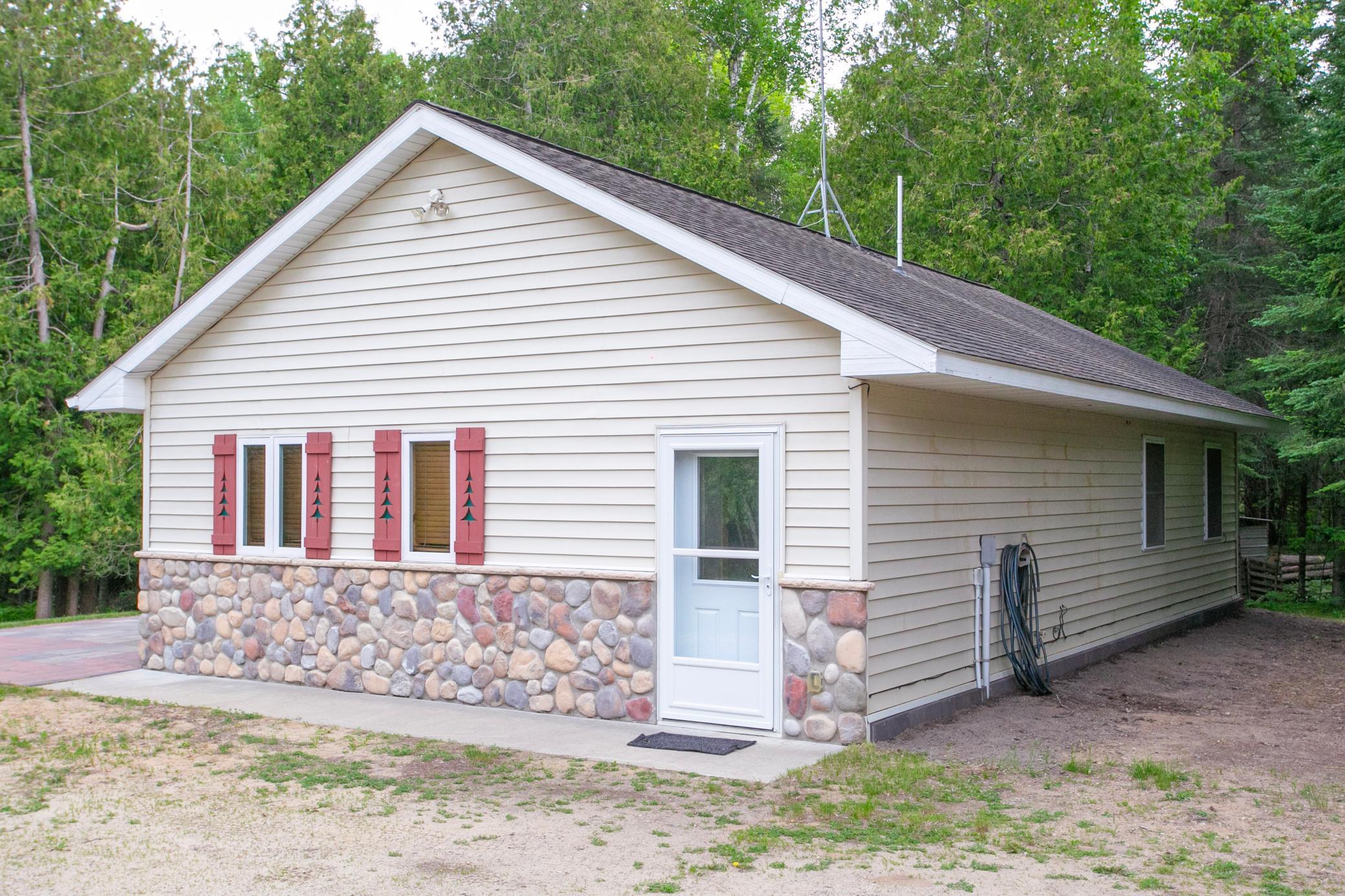 1999 single family home for sale at 10547 Vermeil Drive NE in Deer River, MN — 2 bed, 1 bath (photo 2 of 38)
