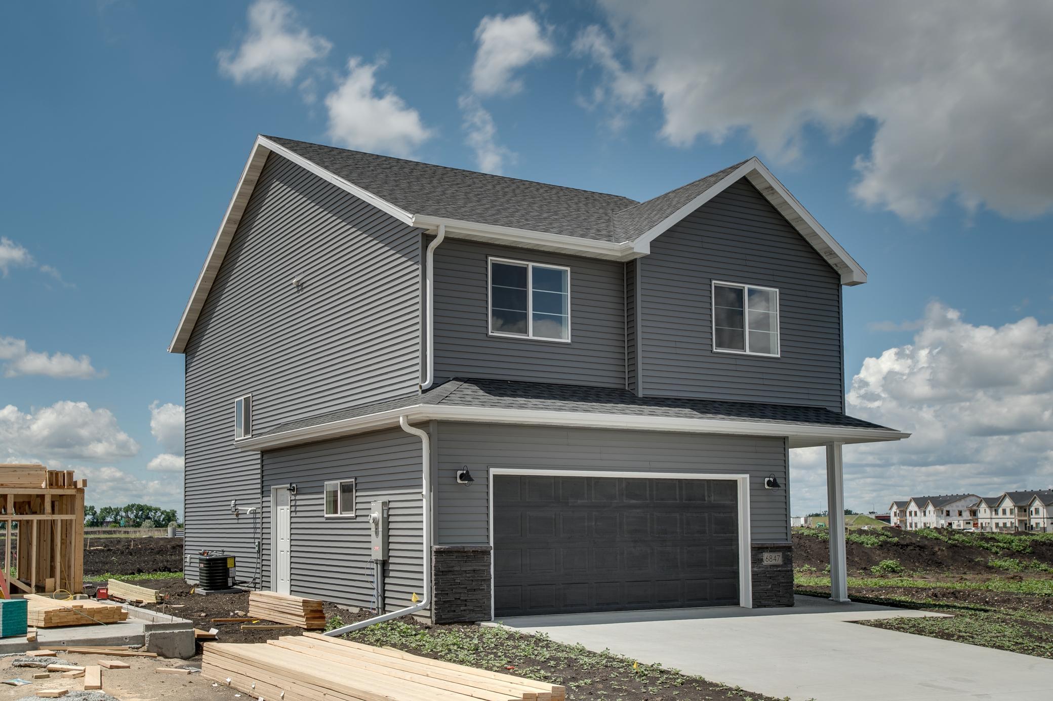 2025 single family home for sale at 6847 Belding Drive S in Fargo, ND — 3 bed, 3 bath (photo 3 of 33)