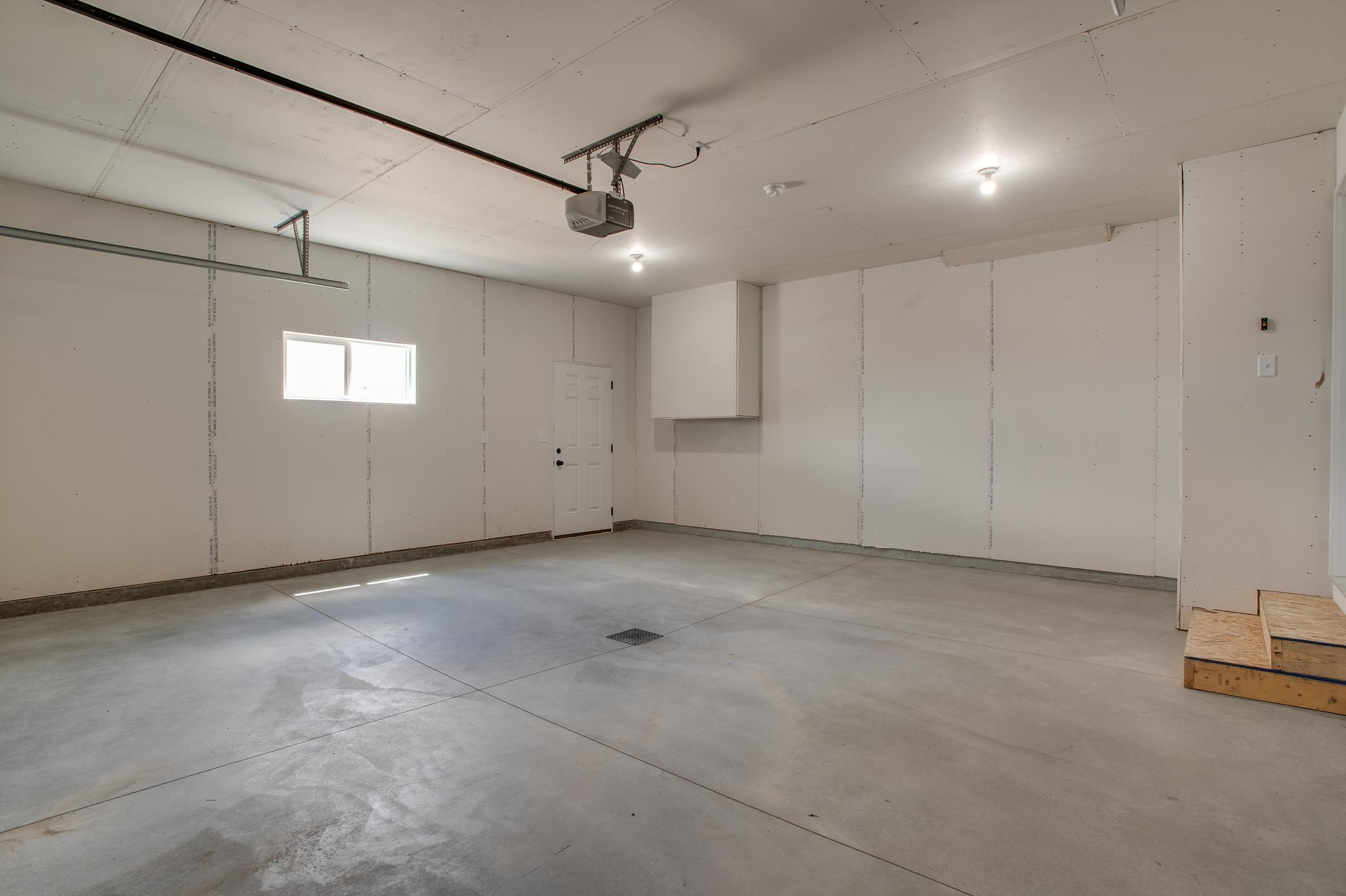 2025 single family home for sale at 6847 Belding Drive S in Fargo, ND — 3 bed, 3 bath (photo 4 of 33)
