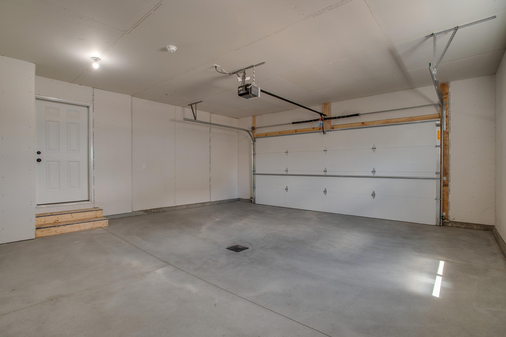 2025 single family home for sale at 6847 Belding Drive S in Fargo, ND — 3 bed, 3 bath (photo 5 of 33)