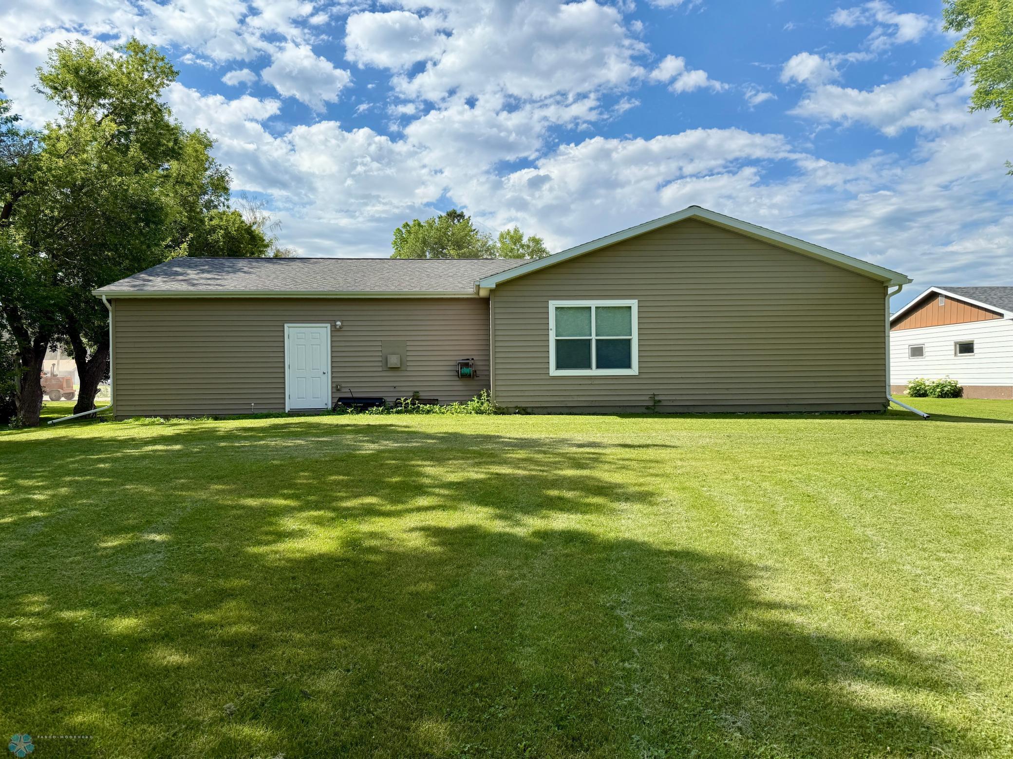 2012 single family home for sale at 511 Jessamine Avenue in Aneta, ND — 3 bed, 1 bath (photo 3 of 21)