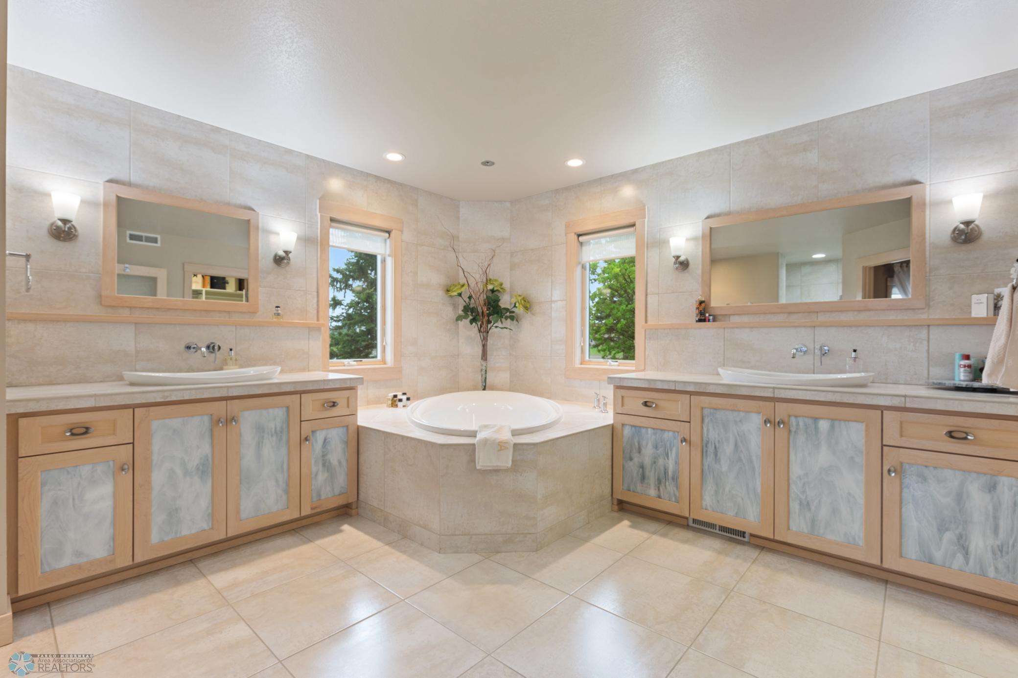 2005 single family home for sale at 1811 7th Street E in West Fargo, ND — 6 bed, 4 bath (photo 26 of 63)