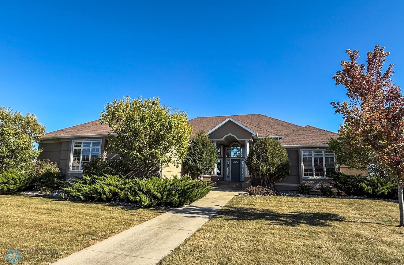 2005 single family home for sale at 1811 7th Street E in West Fargo, ND — 6 bed, 4 bath (photo 4 of 63)