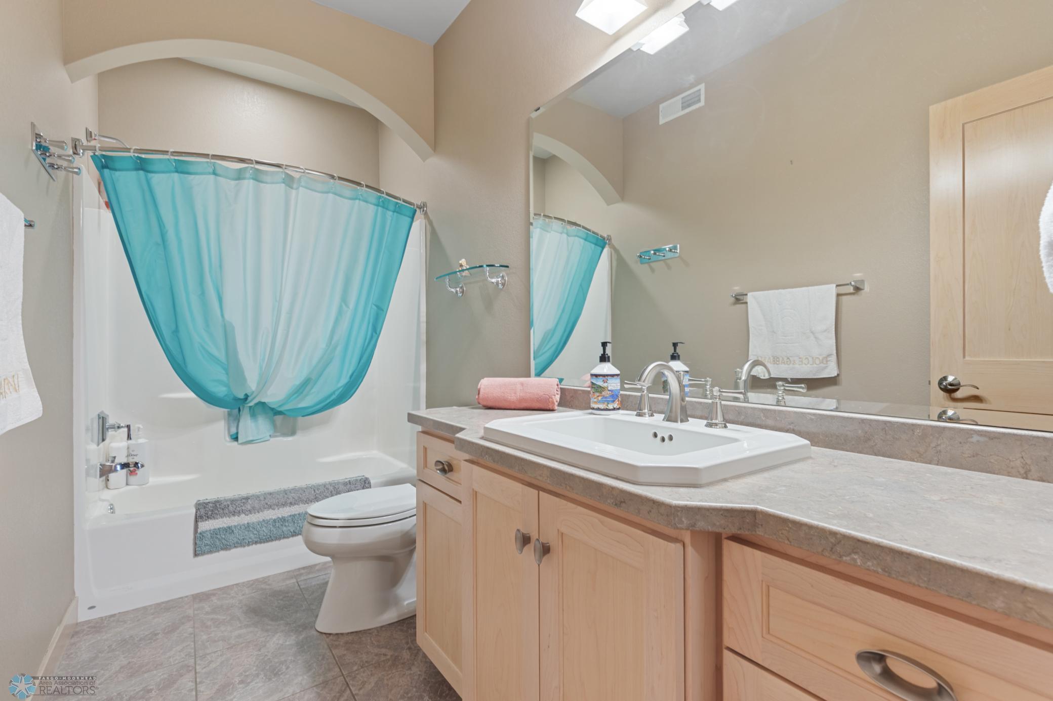 2005 single family home for sale at 1811 7th Street E in West Fargo, ND — 6 bed, 4 bath (photo 33 of 63)