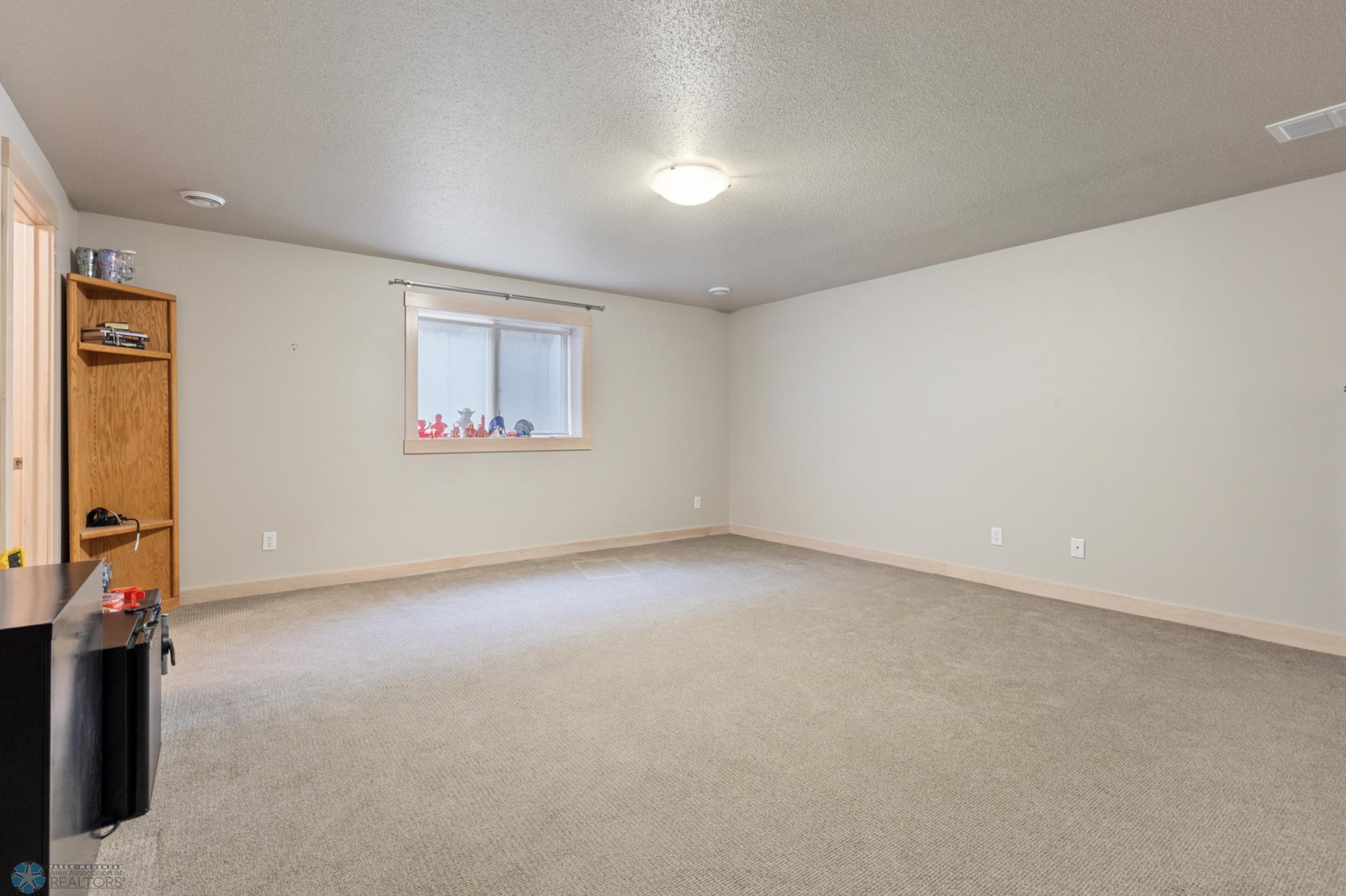 2005 single family home for sale at 1811 7th Street E in West Fargo, ND — 6 bed, 4 bath (photo 44 of 63)