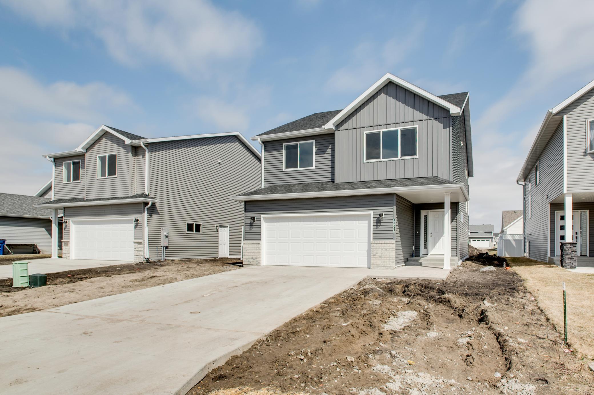 2025 single family home for sale at 2522 38th Avenue S in Moorhead, MN — 3 bed, 3 bath (photo 3 of 43)