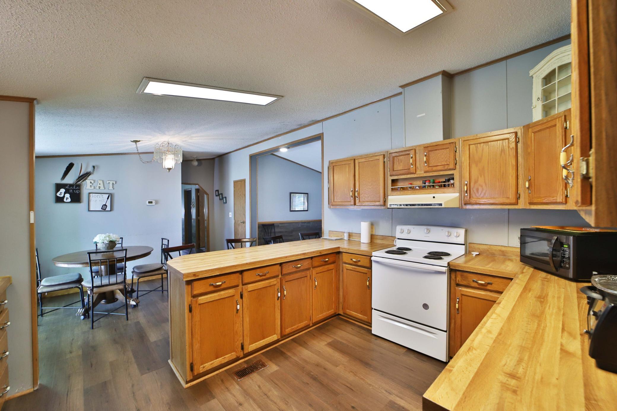 1995 single family home for sale at 801 E Lake Street in Osakis, MN — 3 bed, 2 bath (photo 6 of 38)
