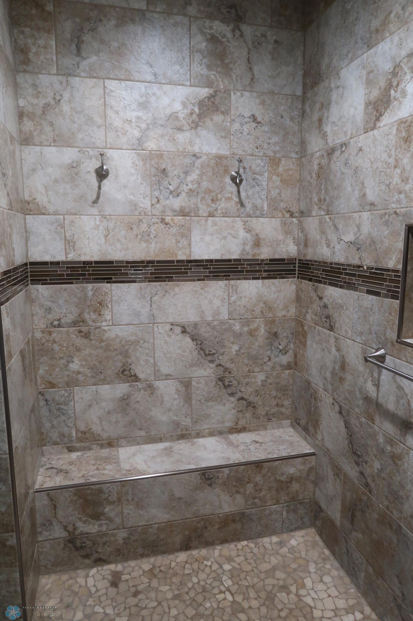 2007 single family home for sale at 1101 Southcreek Avenue in Glyndon, MN — 5 bed, 4 bath (photo 38 of 58)