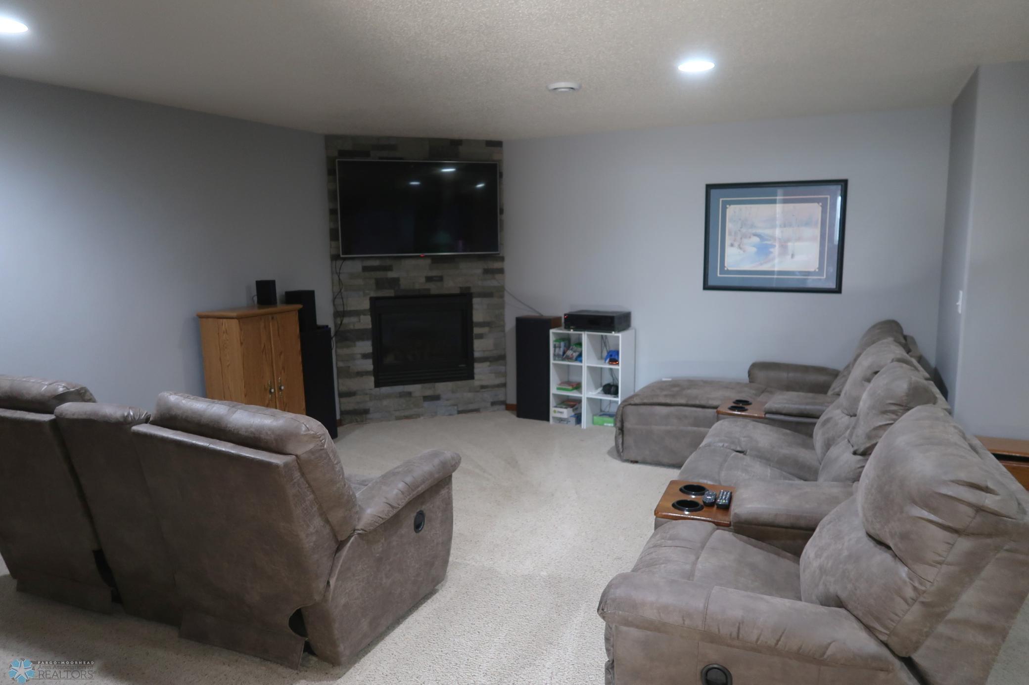 2007 single family home for sale at 1101 Southcreek Avenue in Glyndon, MN — 5 bed, 4 bath (photo 46 of 58)