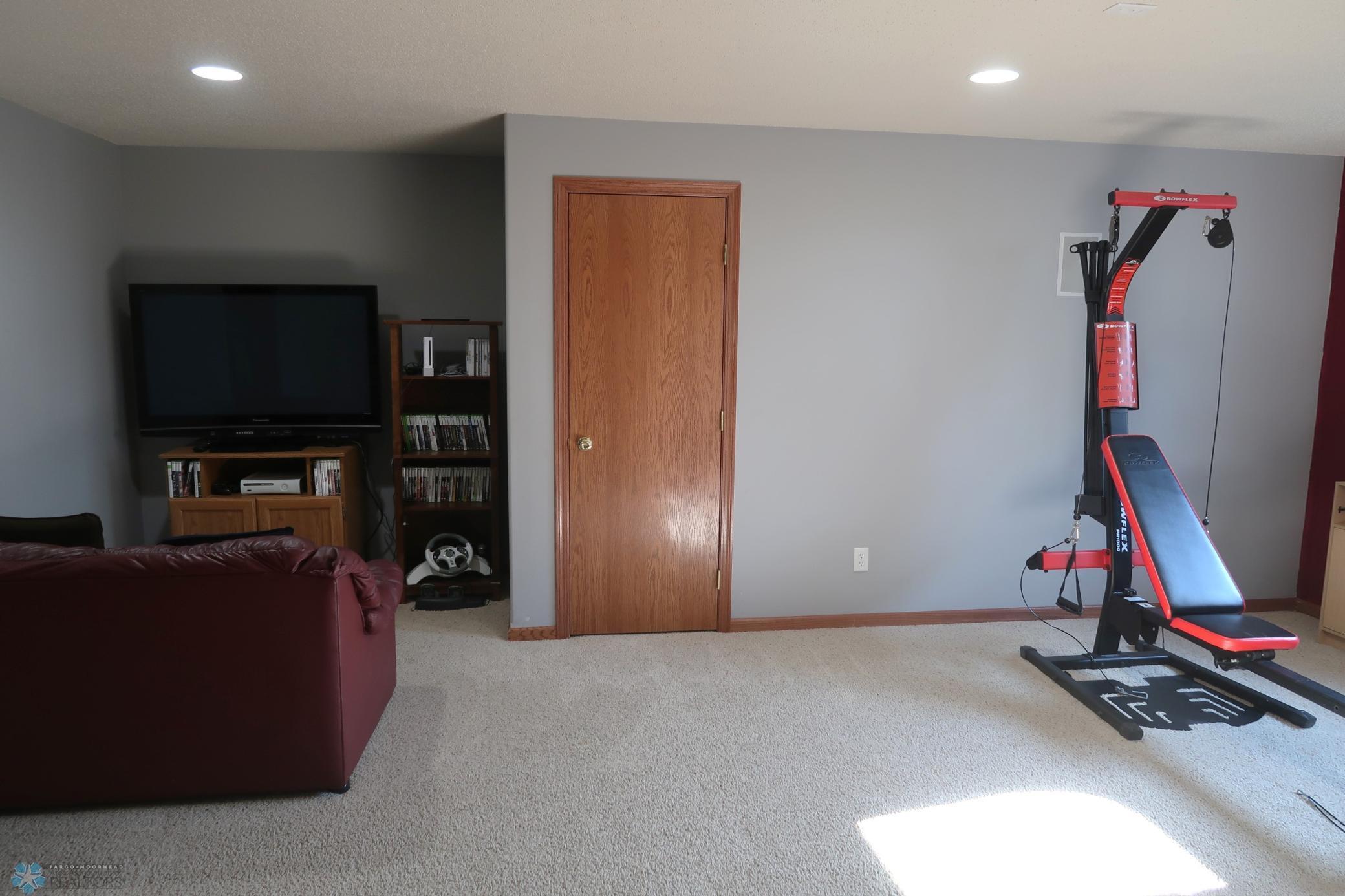 2007 single family home for sale at 1101 Southcreek Avenue in Glyndon, MN — 5 bed, 4 bath (photo 48 of 58)