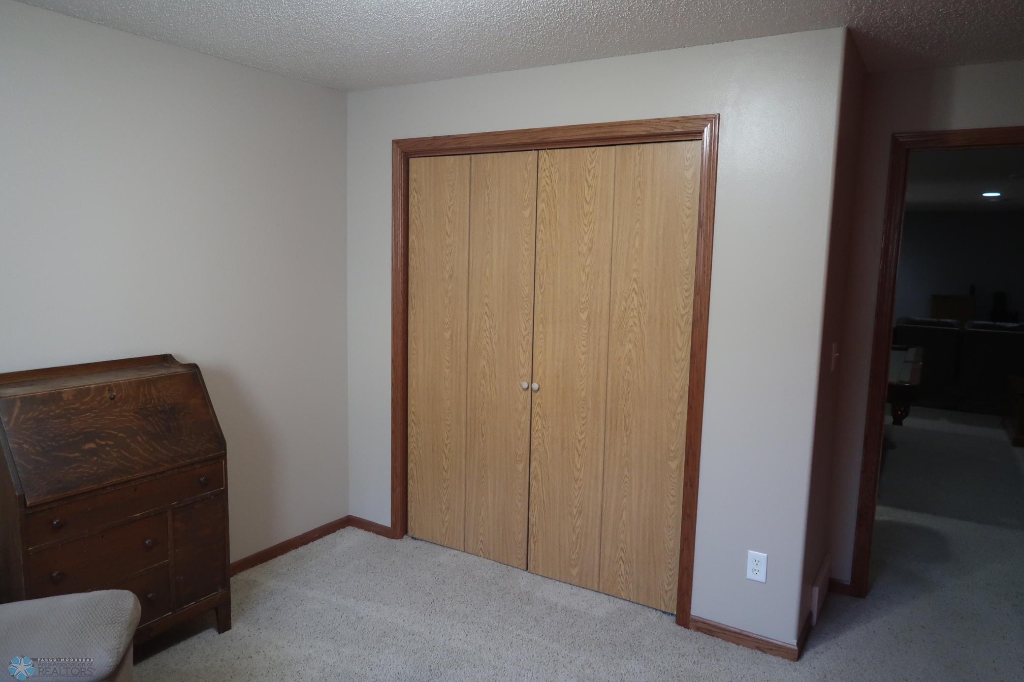 2007 single family home for sale at 1101 Southcreek Avenue in Glyndon, MN — 5 bed, 4 bath (photo 52 of 58)