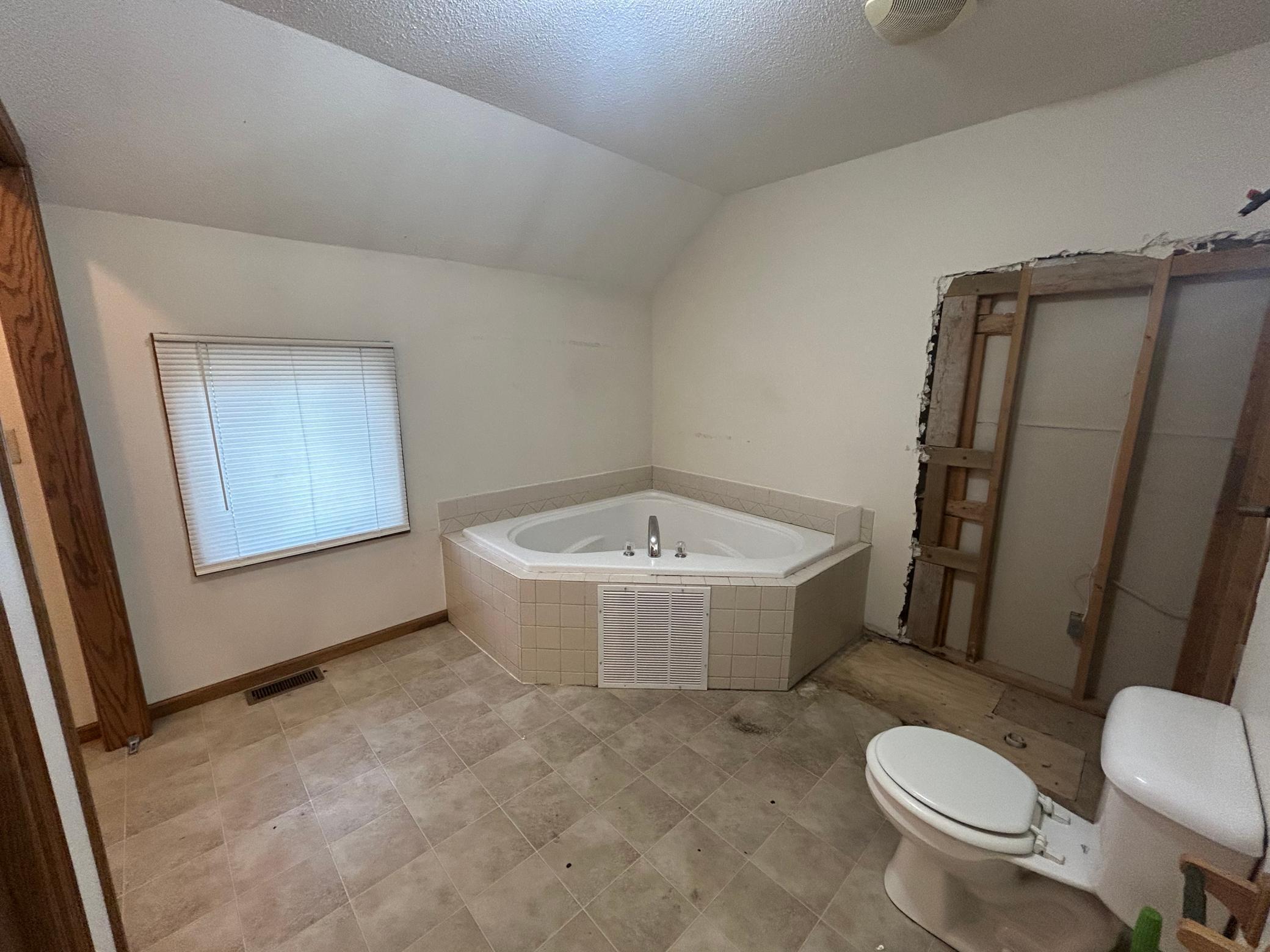 1900 single family home for sale at 408 Main Avenue N in Thief River Falls, MN — 2 bed, 2 bath (photo 38 of 54)