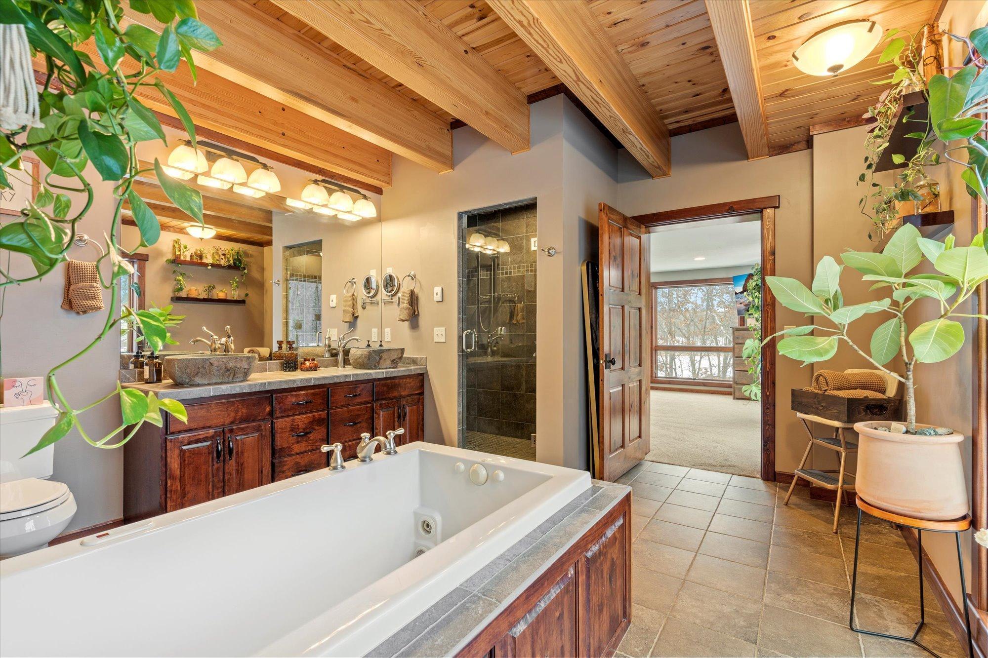 2002 single family home for sale at 10422 Ossawinnamakee Road in Pequot Lakes, MN — 3 bed, 5 bath (photo 23 of 66)