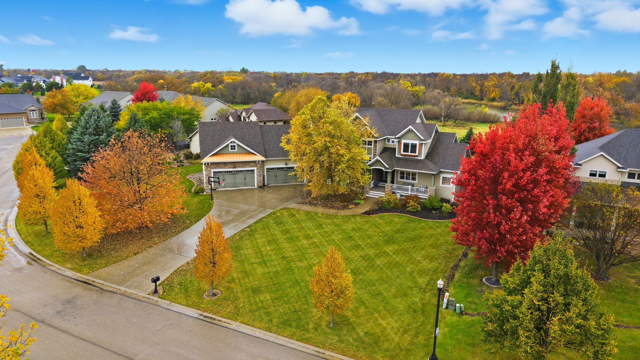 2006 single family home for sale at 310 48th Avenue SW in Moorhead, MN — 6 bed, 6 bath (photo 4 of 75)
