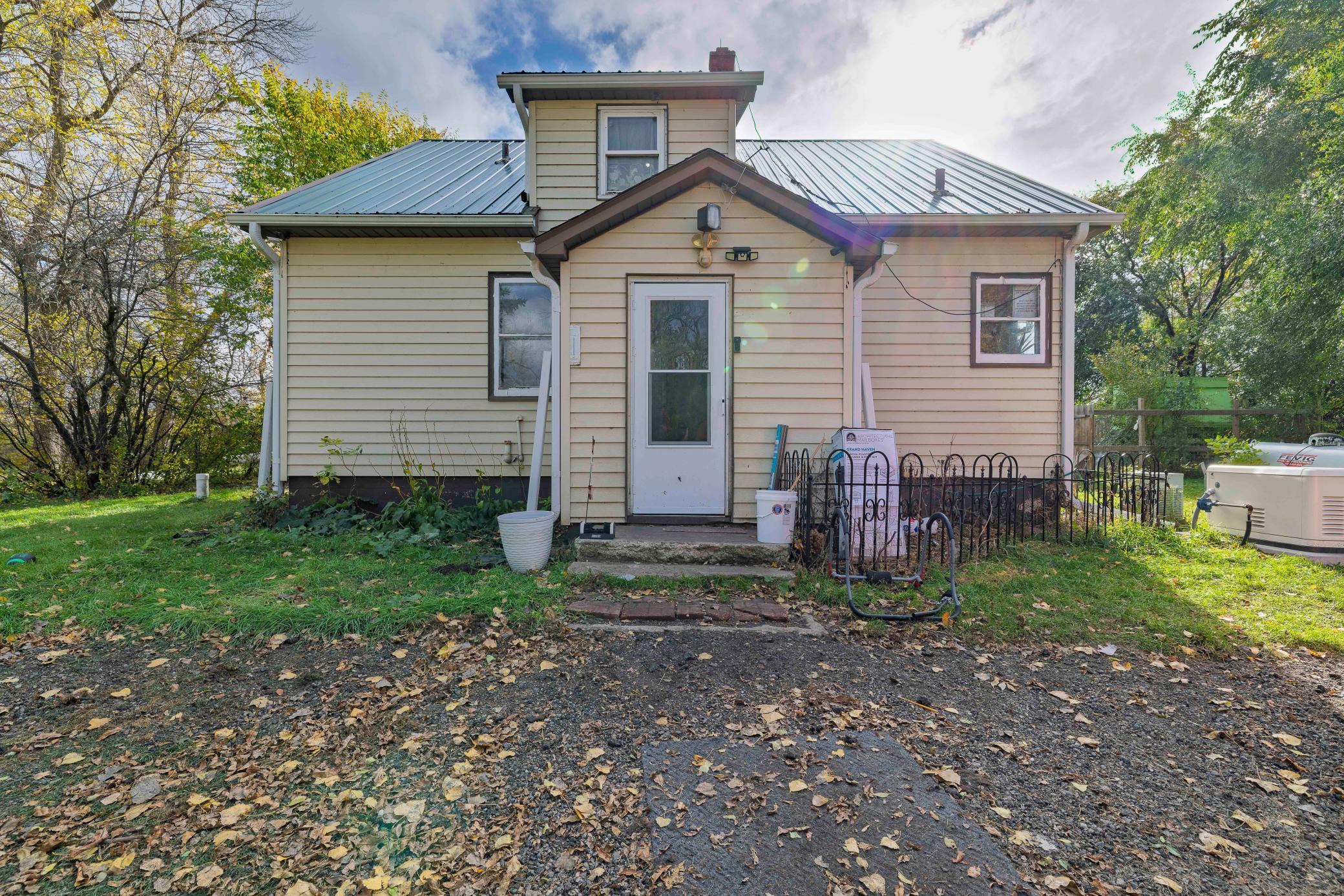 1950 single family home for sale at 2883 105th Avenue in Mahnomen, MN — 4 bed, 1 bath (photo 3 of 42)