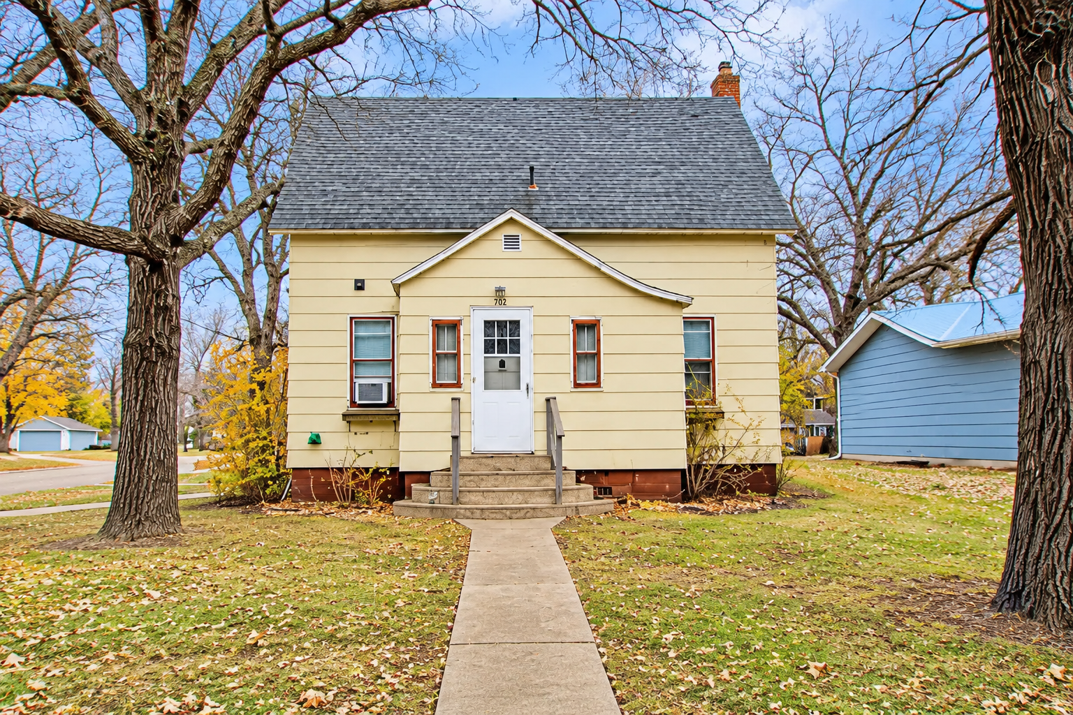 1916 duplex for sale at 1101 Jefferson Street in Alexandria, MN — 1 bed, 1 bath (photo 2 of 26)