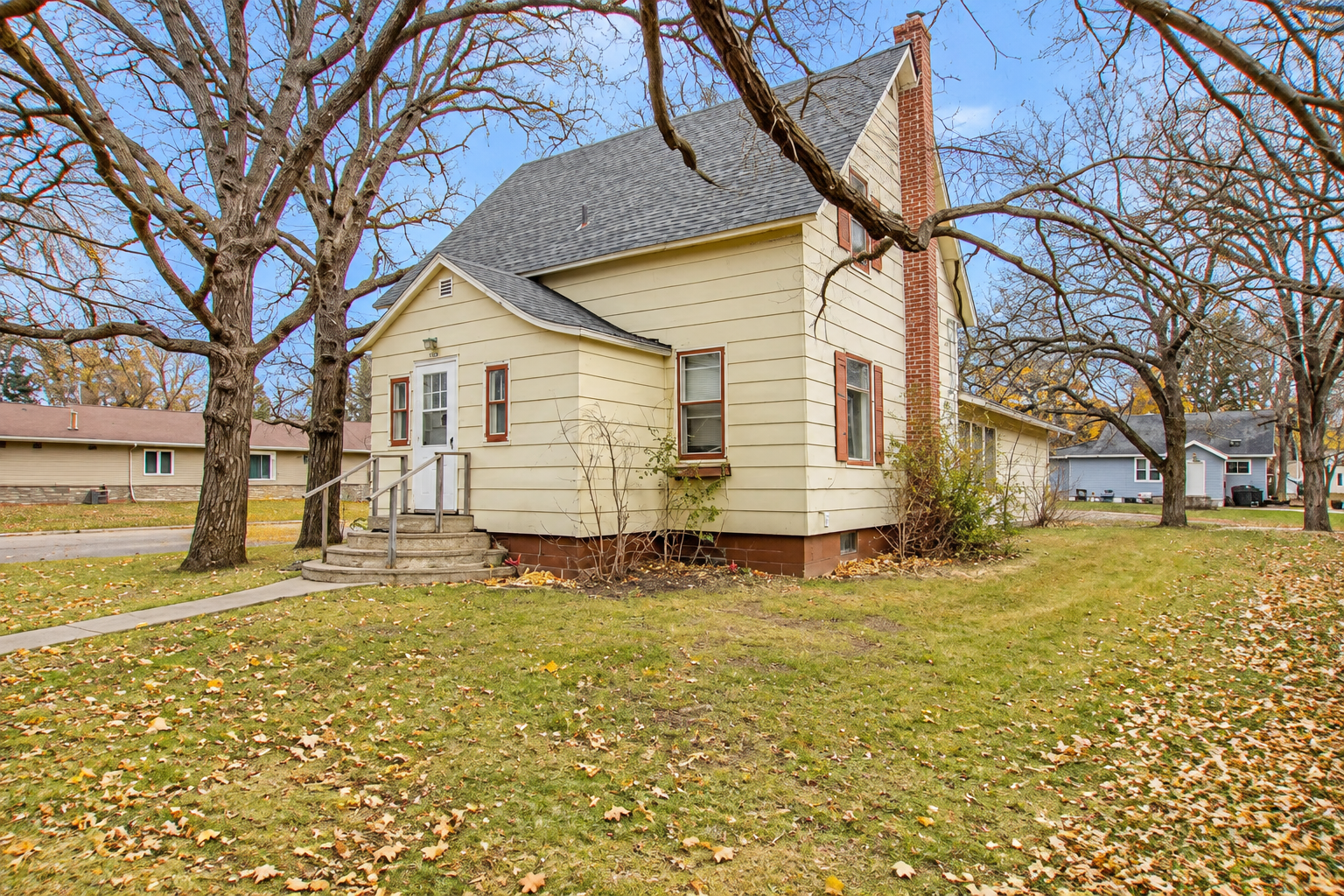 1916 duplex for sale at 1101 Jefferson Street in Alexandria, MN — 1 bed, 1 bath (photo 3 of 26)