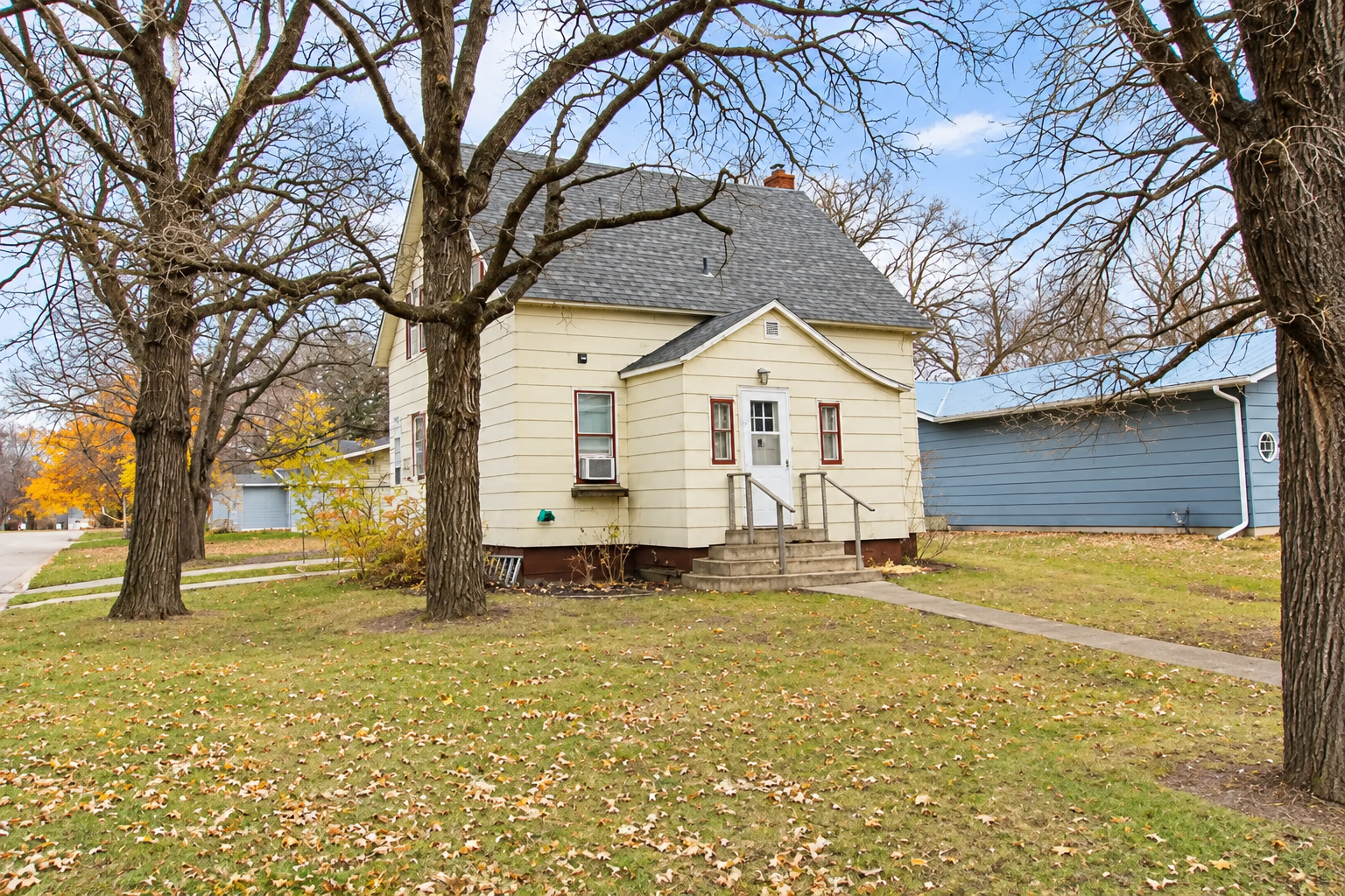 1916 duplex for sale at 1101 Jefferson Street in Alexandria, MN — 1 bed, 1 bath (photo 4 of 26)