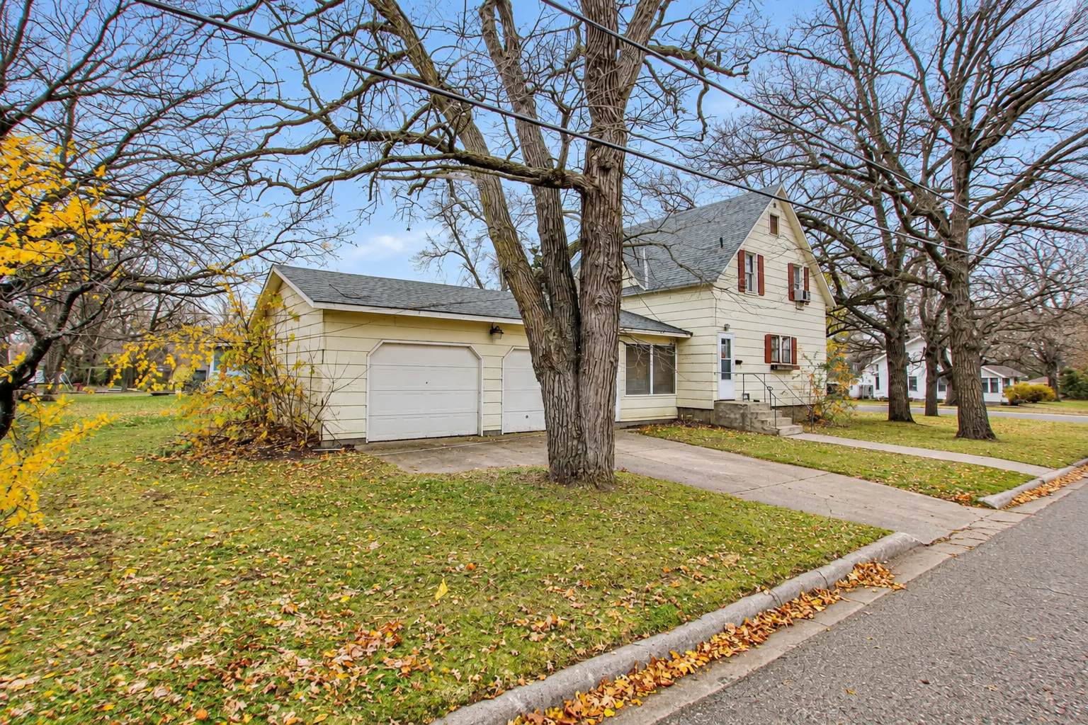 1916 duplex for sale at 1101 Jefferson Street in Alexandria, MN — 1 bed, 1 bath (photo 5 of 26)