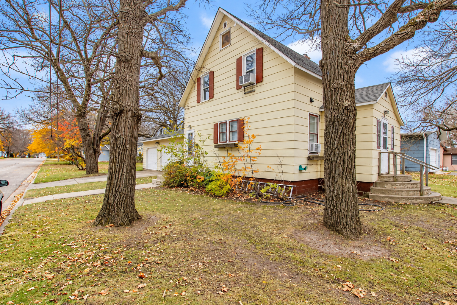 1916 duplex for sale at 1101 Jefferson Street in Alexandria, MN — 1 bed, 1 bath (photo 6 of 26)