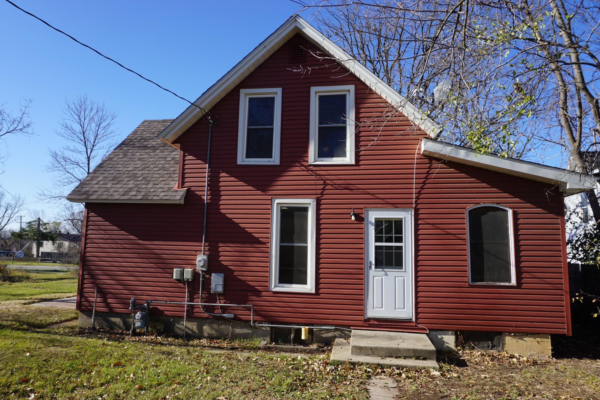 1910 single family home for sale at 820 Mississippi Avenue NW in Bemidji, MN — 4 bed, 1 bath (photo 2 of 19)