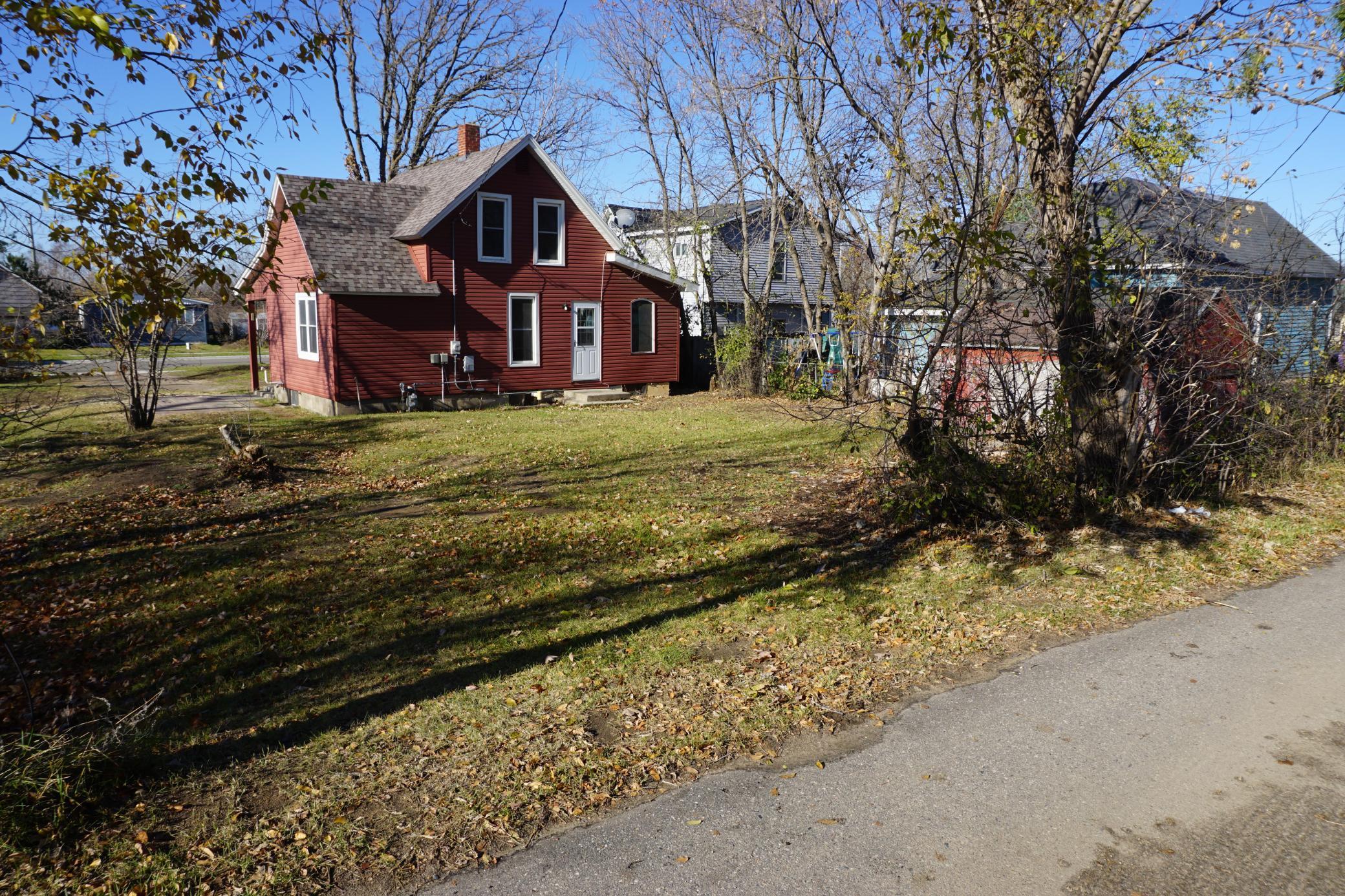 1910 single family home for sale at 820 Mississippi Avenue NW in Bemidji, MN — 4 bed, 1 bath (photo 17 of 19)