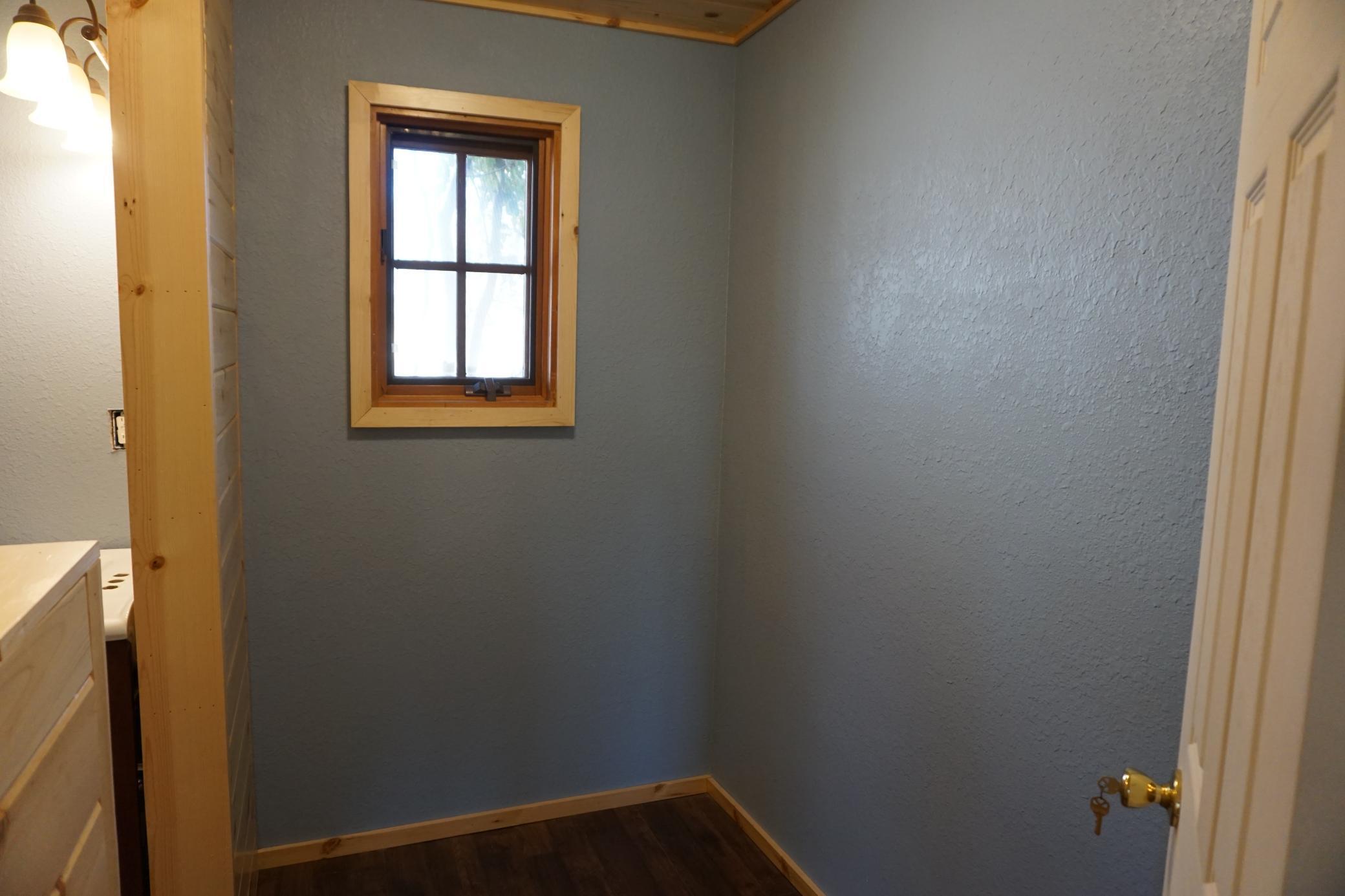 1910 single family home for sale at 820 Mississippi Avenue NW in Bemidji, MN — 4 bed, 1 bath (photo 8 of 19)