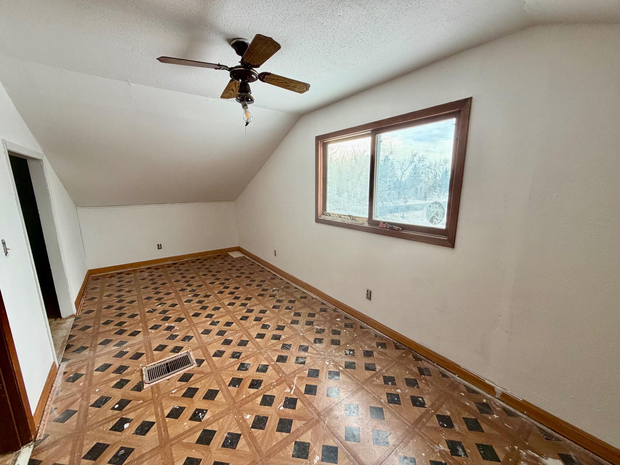 1940 single family home for sale at 222 W Woodrow Street in Grygla, MN — 3 bed, 1 bath (photo 6 of 7)