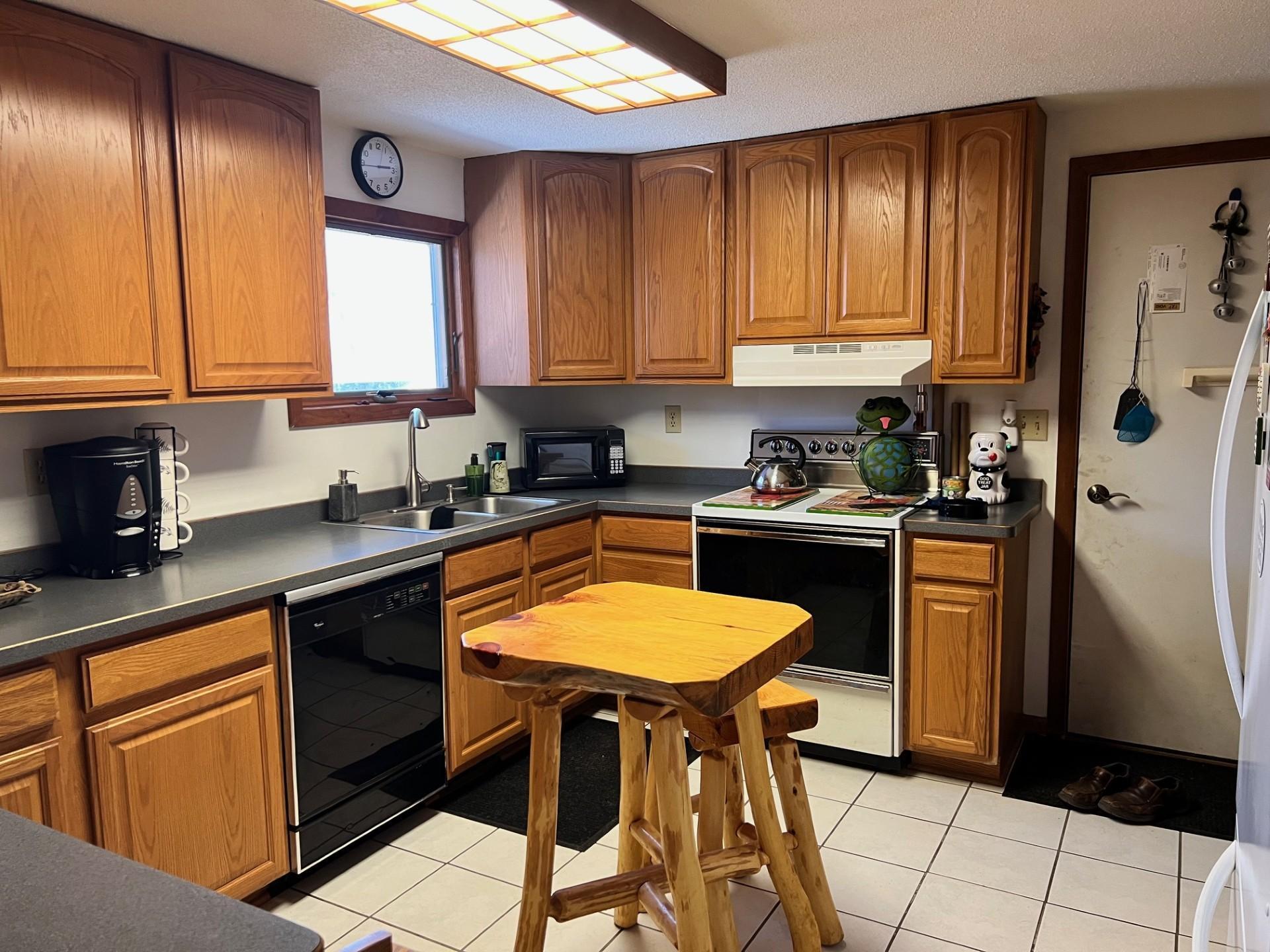 1977 single family home for sale at 8042 Meades Addn Drive SE in Alexandria, MN — 3 bed, 2 bath (photo 8 of 24)
