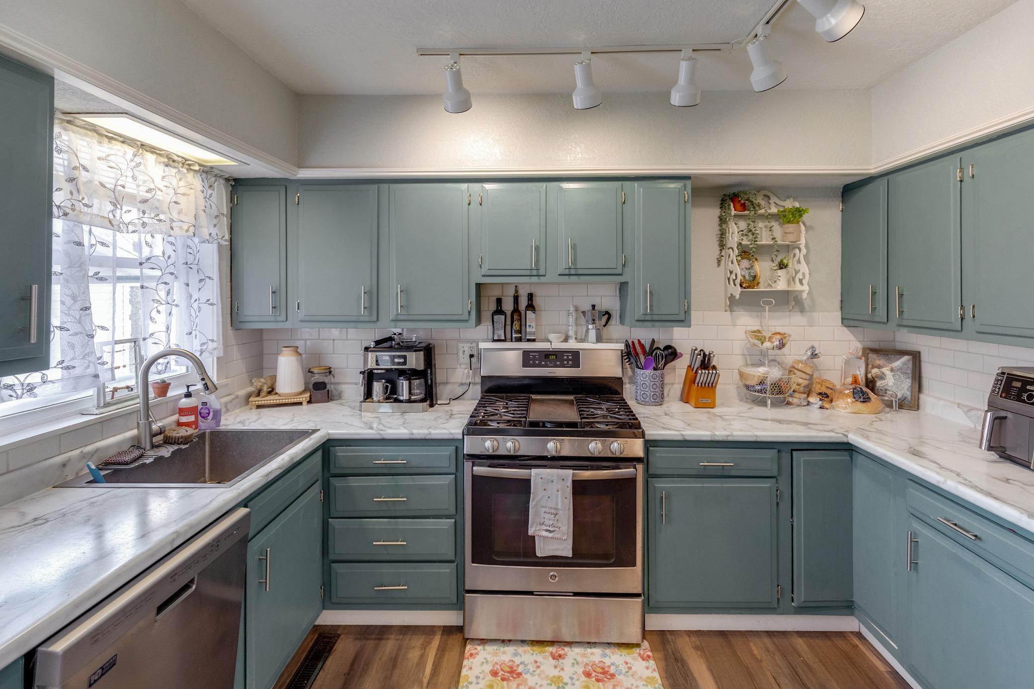 1905 single family home for sale at 839 Bluff Avenue in Brainerd, MN — 4 bed, 2 bath (photo 8 of 49)