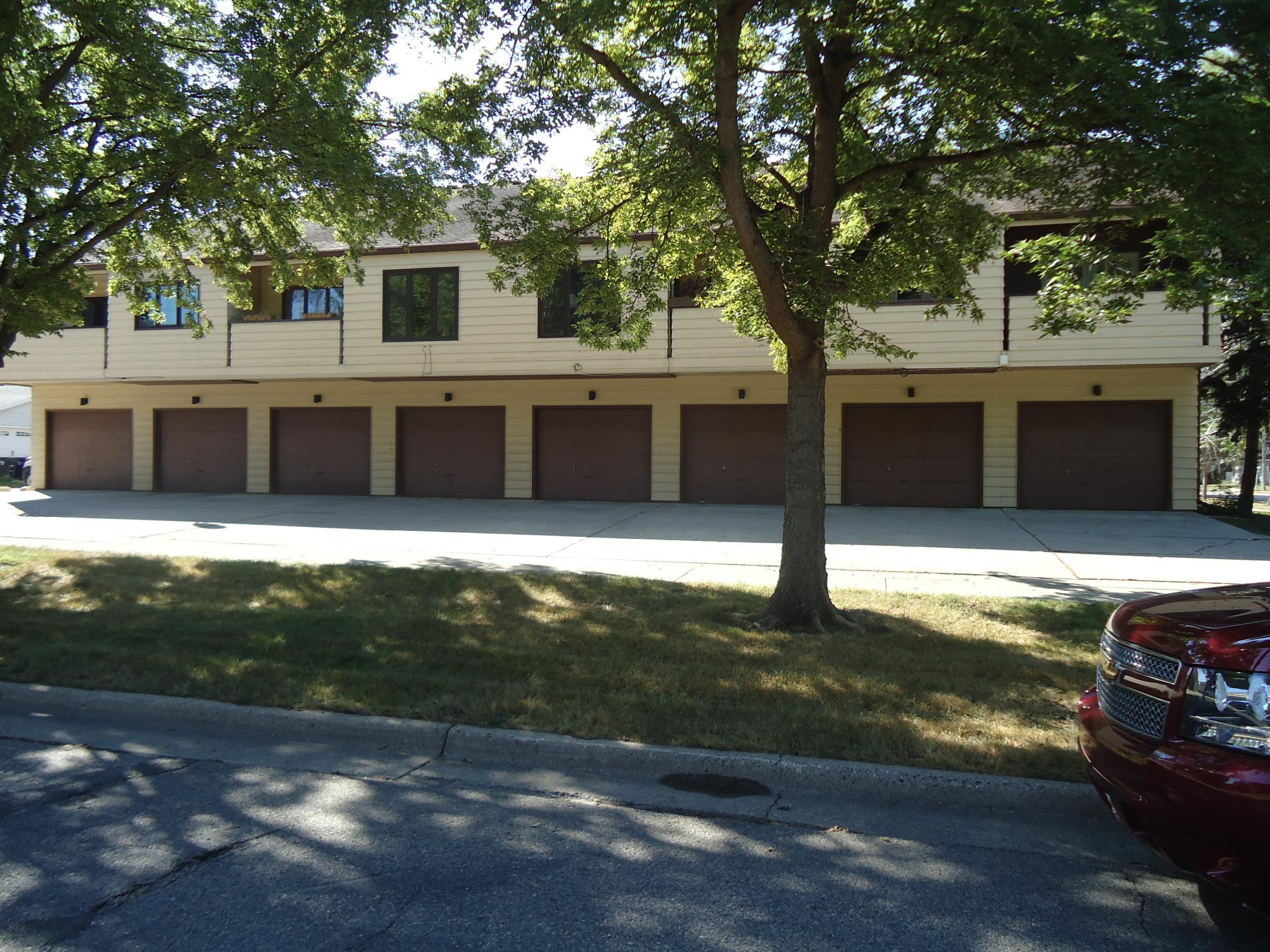 1972 condo for sale at 804 S 10 Street S, Unit A-4 in Fargo, ND — 3 bed, 2 bath (photo 2 of 18)