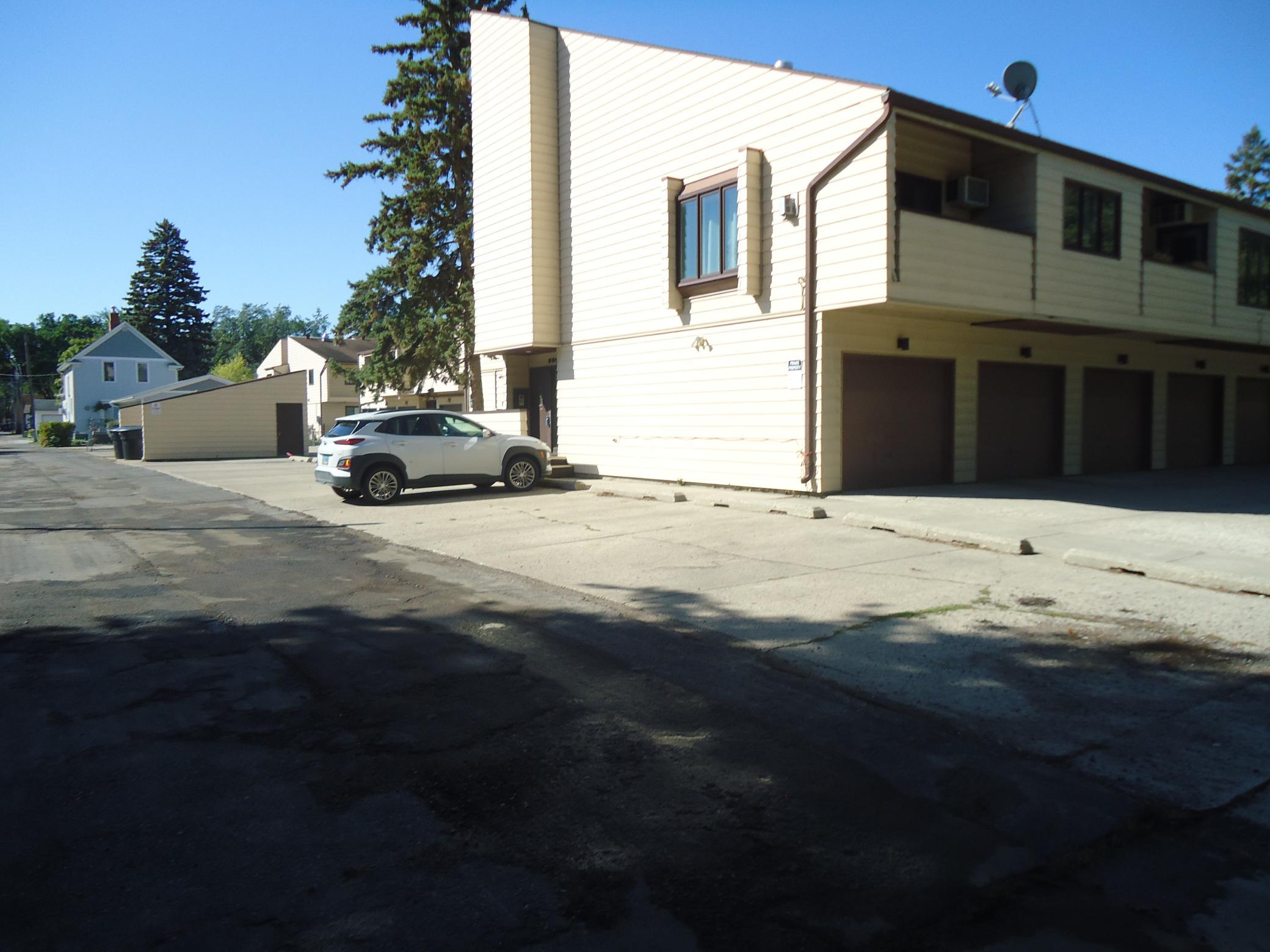 1972 condo for sale at 804 S 10 Street S, Unit A-4 in Fargo, ND — 3 bed, 2 bath (photo 4 of 18)