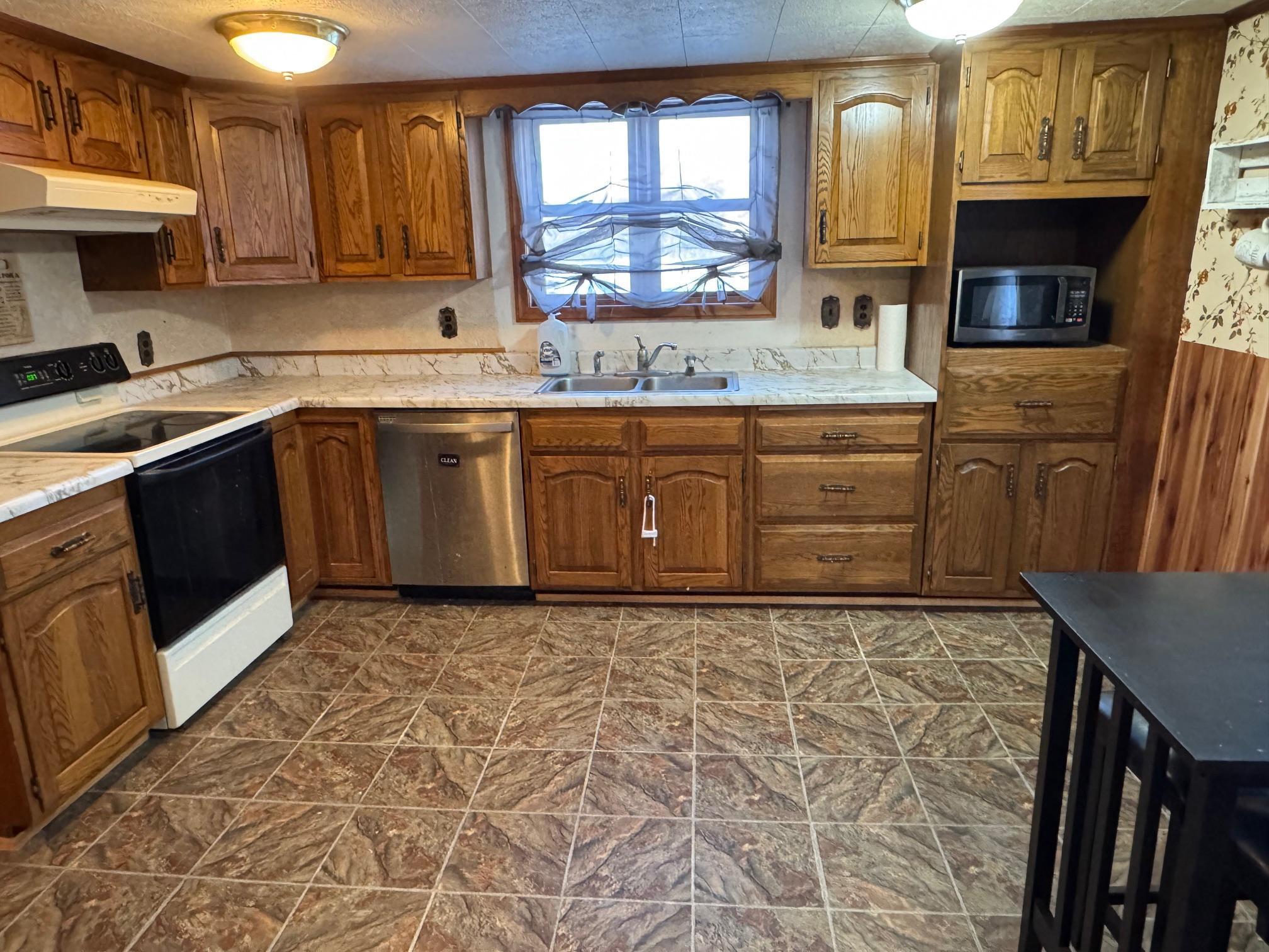 1910 single family home for sale at 44028 220th Street in Roseau, MN — 3 bed, 1 bath (photo 3 of 14)