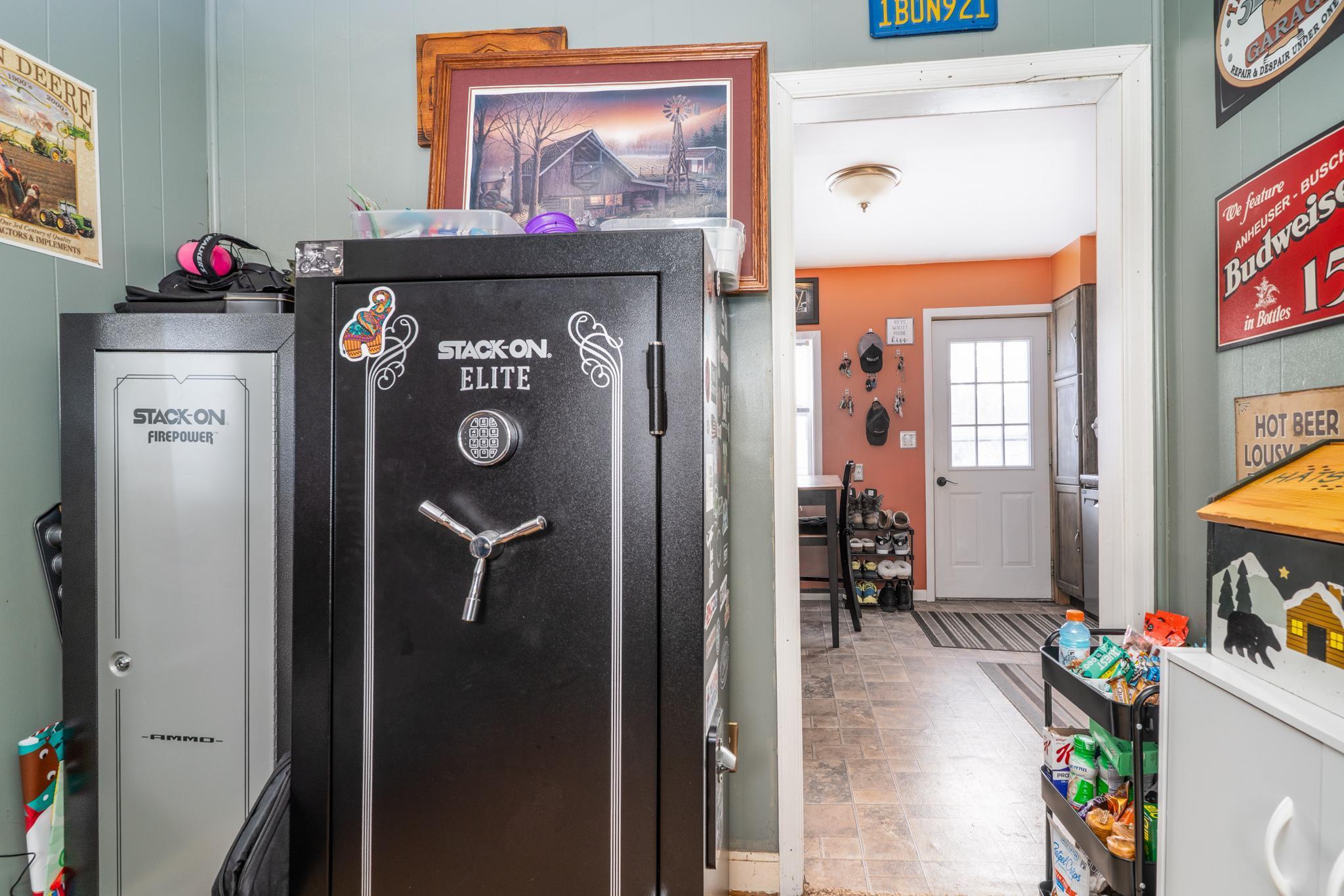1920 single family home for sale at 1221 Knight Avenue N in Thief River Falls, MN — 3 bed, 1 bath (photo 11 of 21)