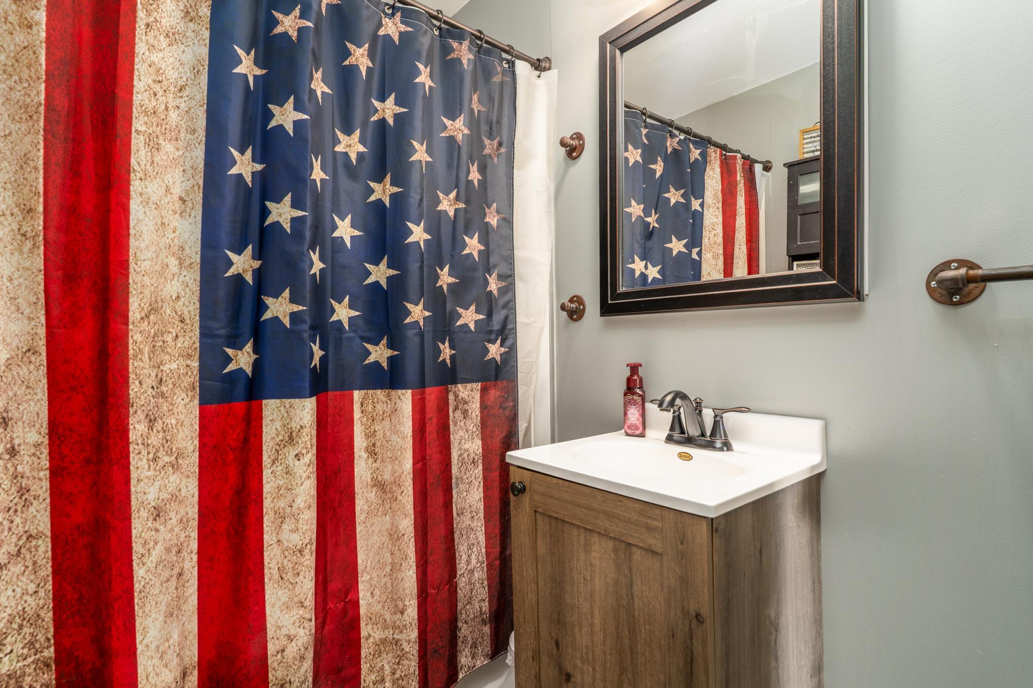 1920 single family home for sale at 1221 Knight Avenue N in Thief River Falls, MN — 3 bed, 1 bath (photo 12 of 21)
