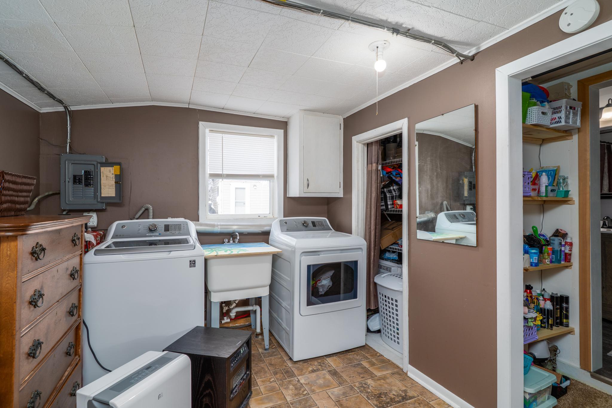 1920 single family home for sale at 1221 Knight Avenue N in Thief River Falls, MN — 3 bed, 1 bath (photo 15 of 21)