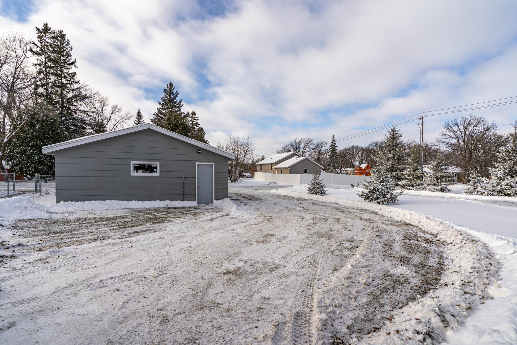 1920 single family home for sale at 1221 Knight Avenue N in Thief River Falls, MN — 3 bed, 1 bath (photo 17 of 21)