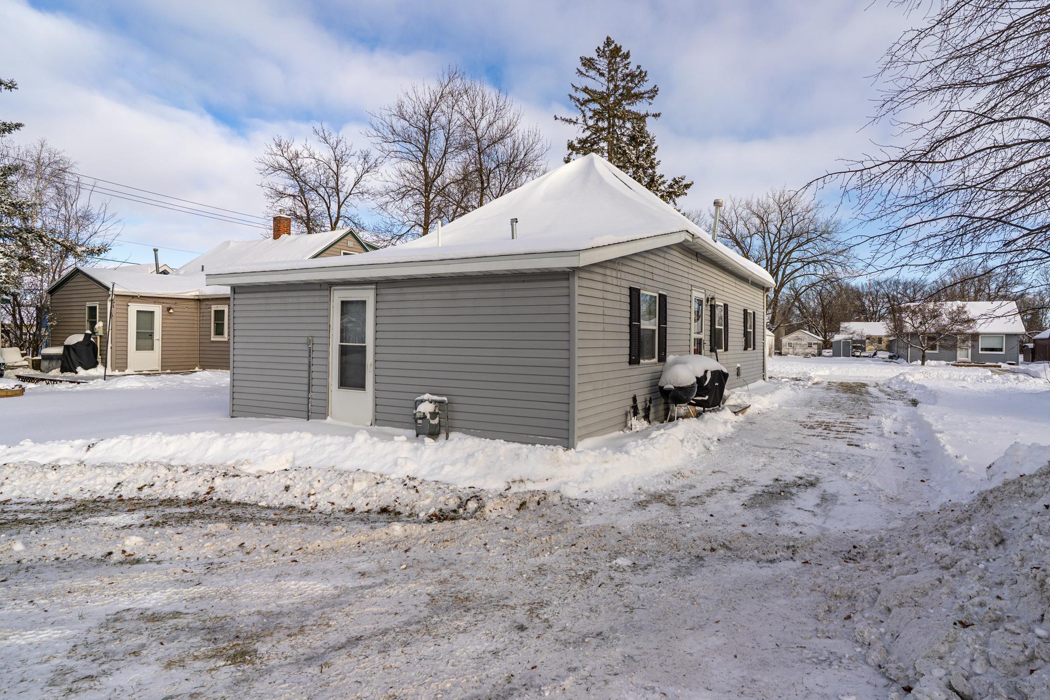 1920 single family home for sale at 1221 Knight Avenue N in Thief River Falls, MN — 3 bed, 1 bath (photo 18 of 21)