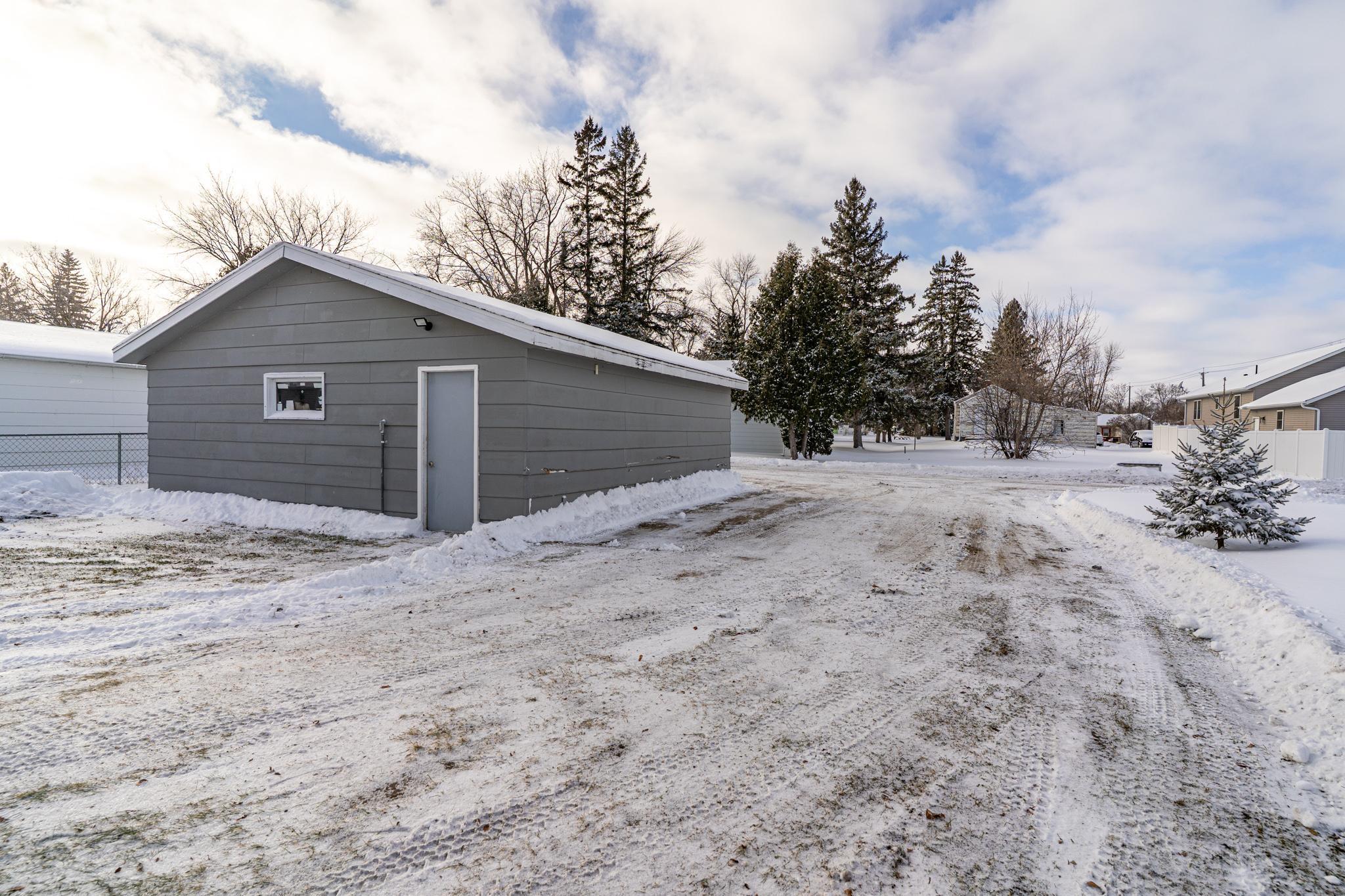 1920 single family home for sale at 1221 Knight Avenue N in Thief River Falls, MN — 3 bed, 1 bath (photo 19 of 21)